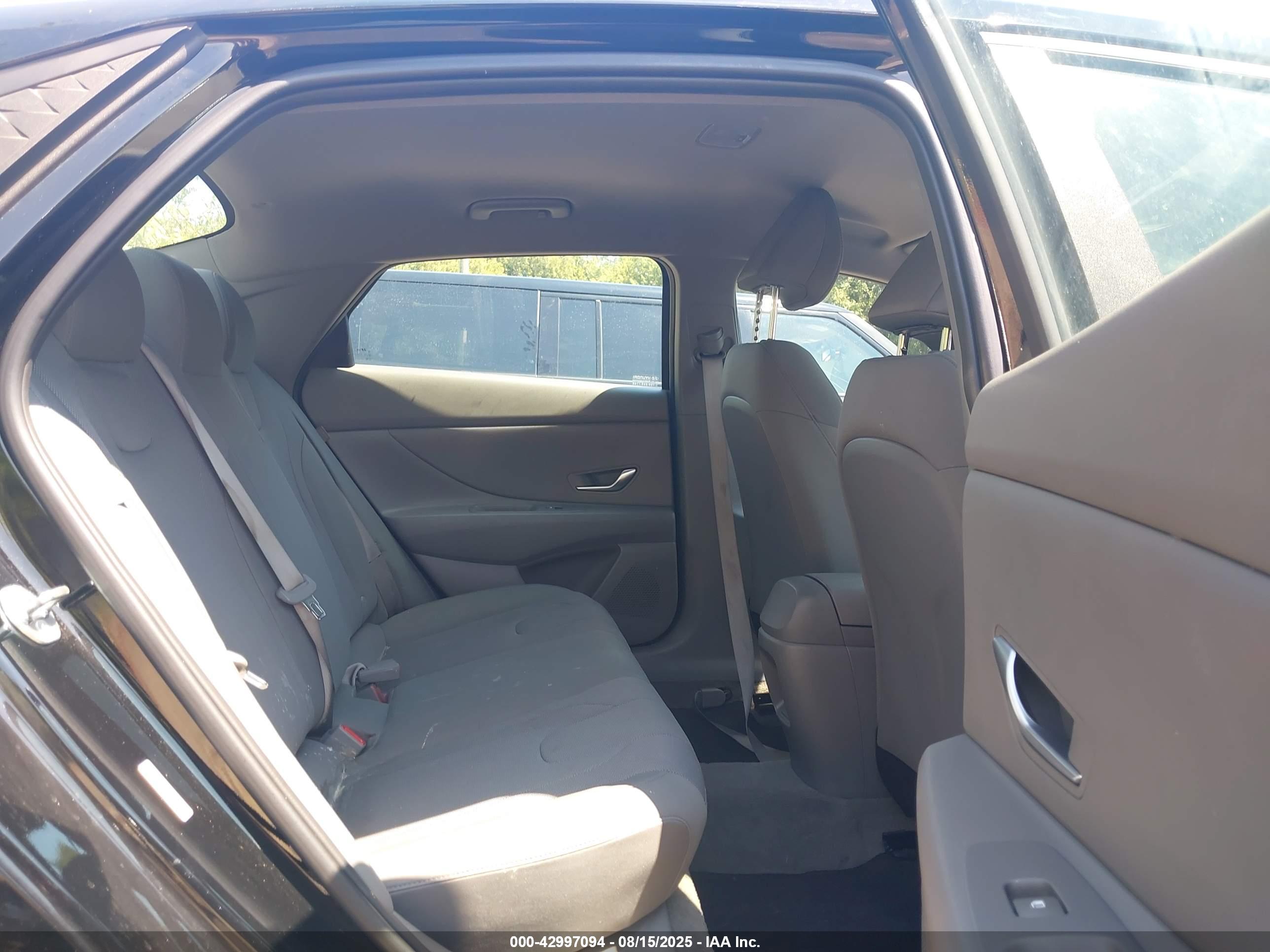 HYUNDAI ELANTRA image 8