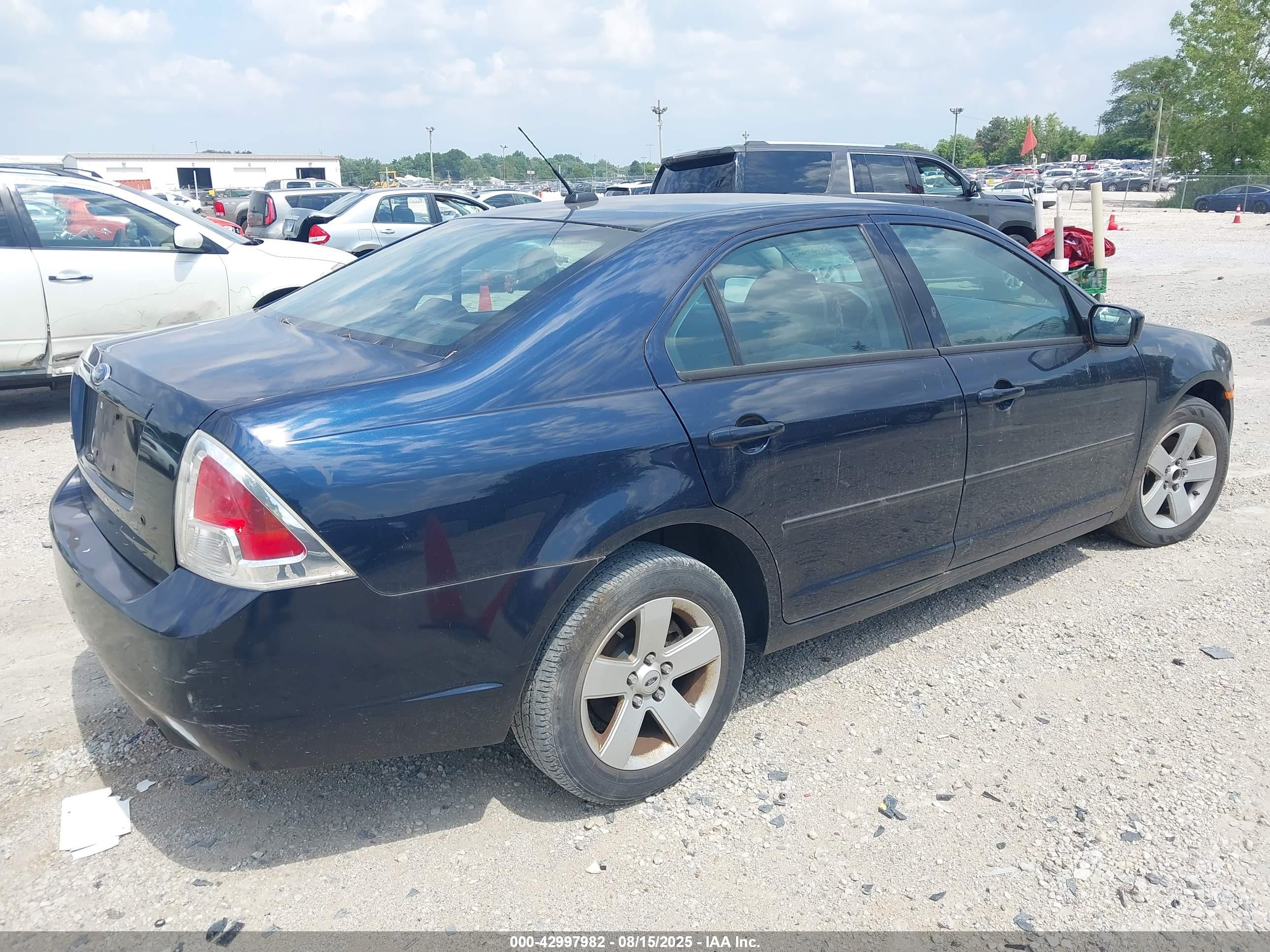 FORD FUSION image 4