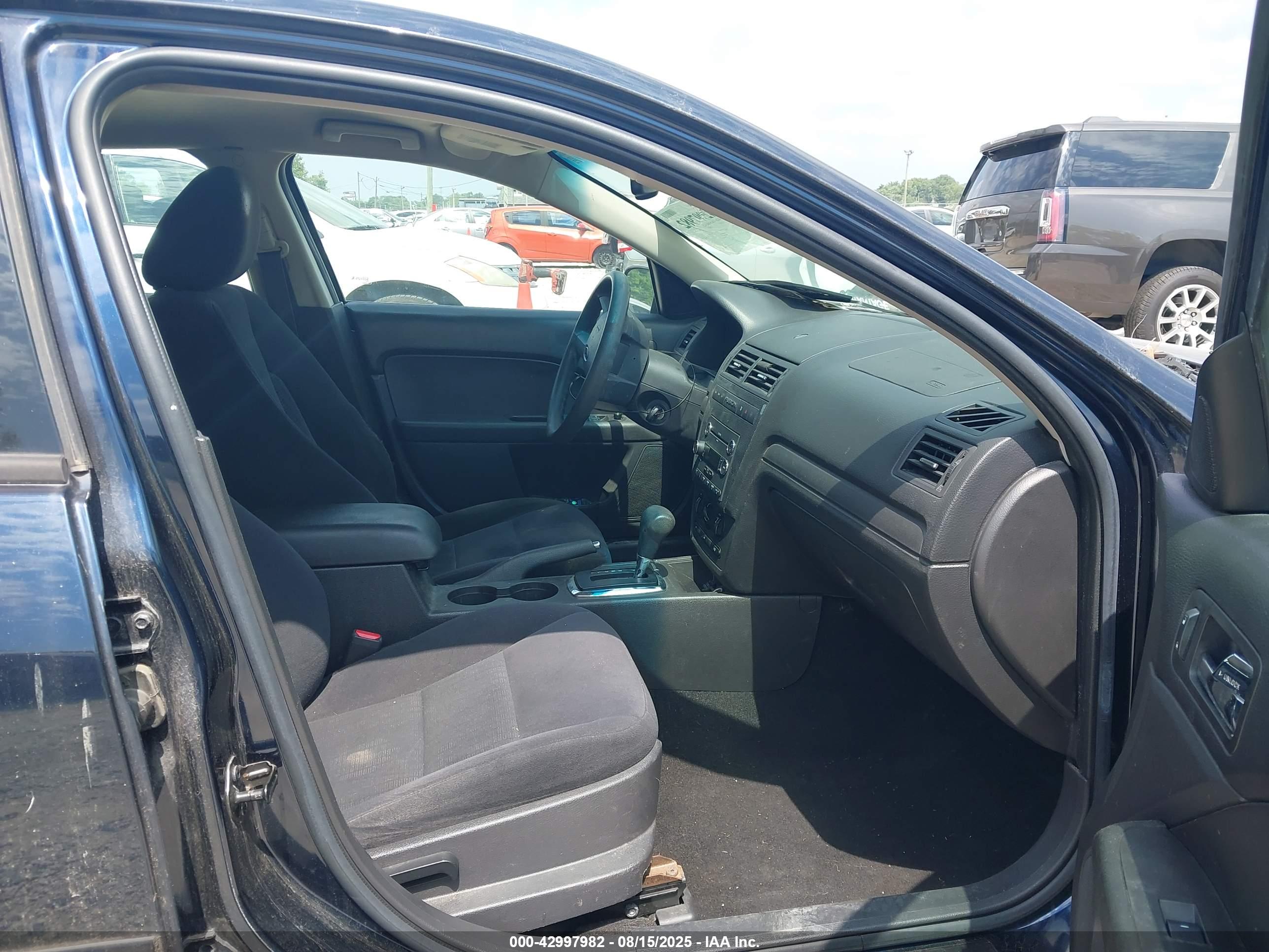 FORD FUSION image 5