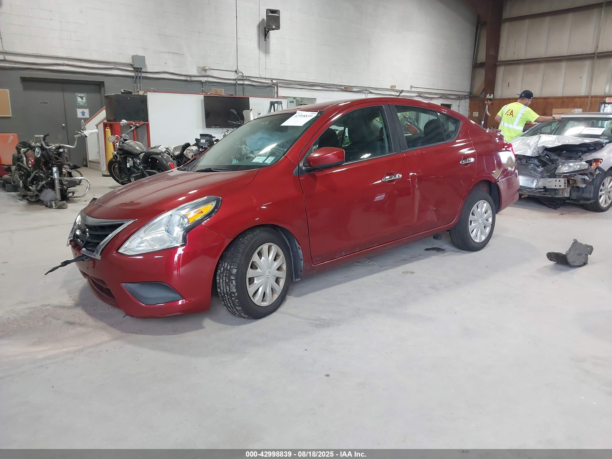 NISSAN VERSA image 2