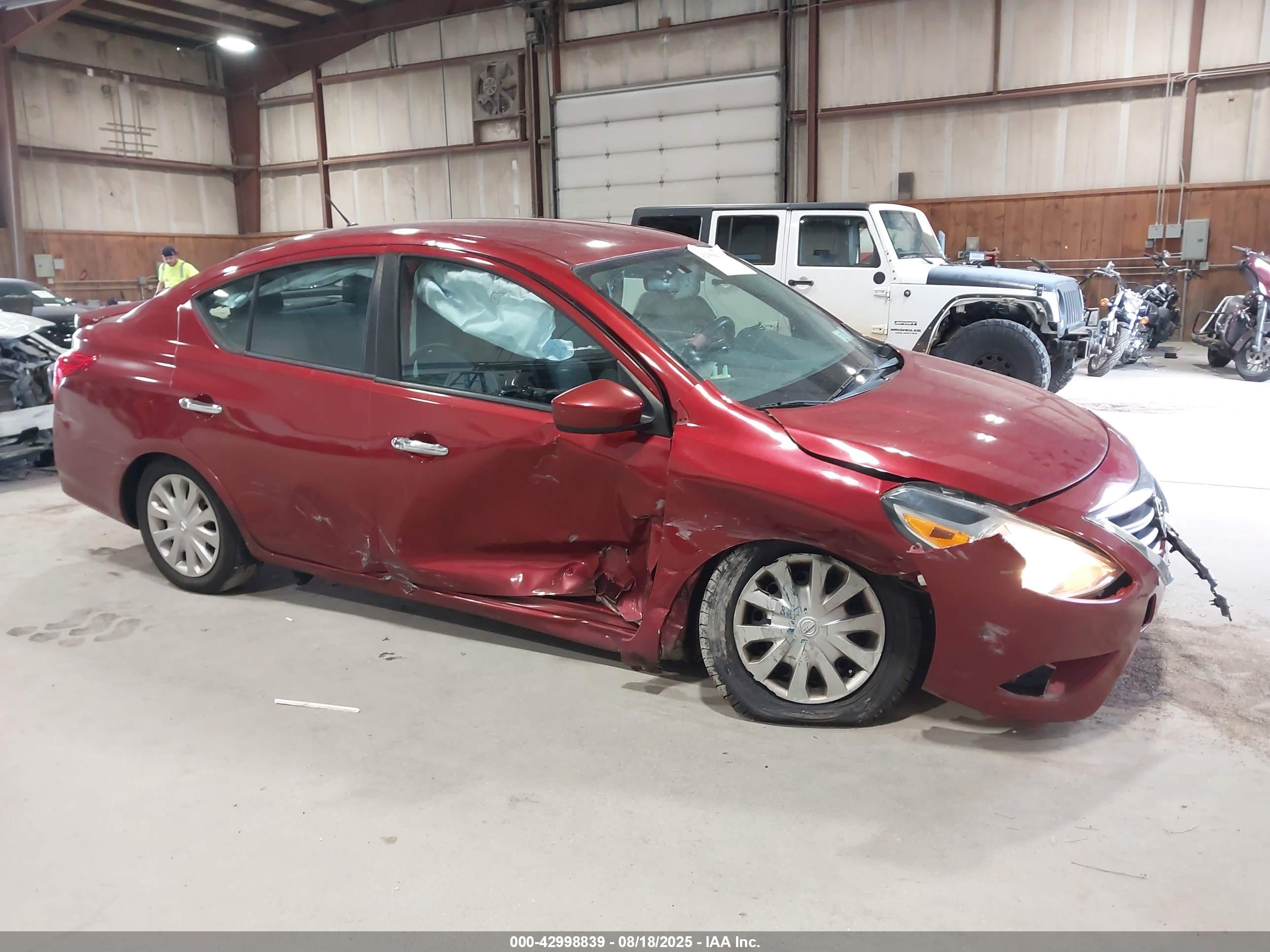 NISSAN VERSA image 6
