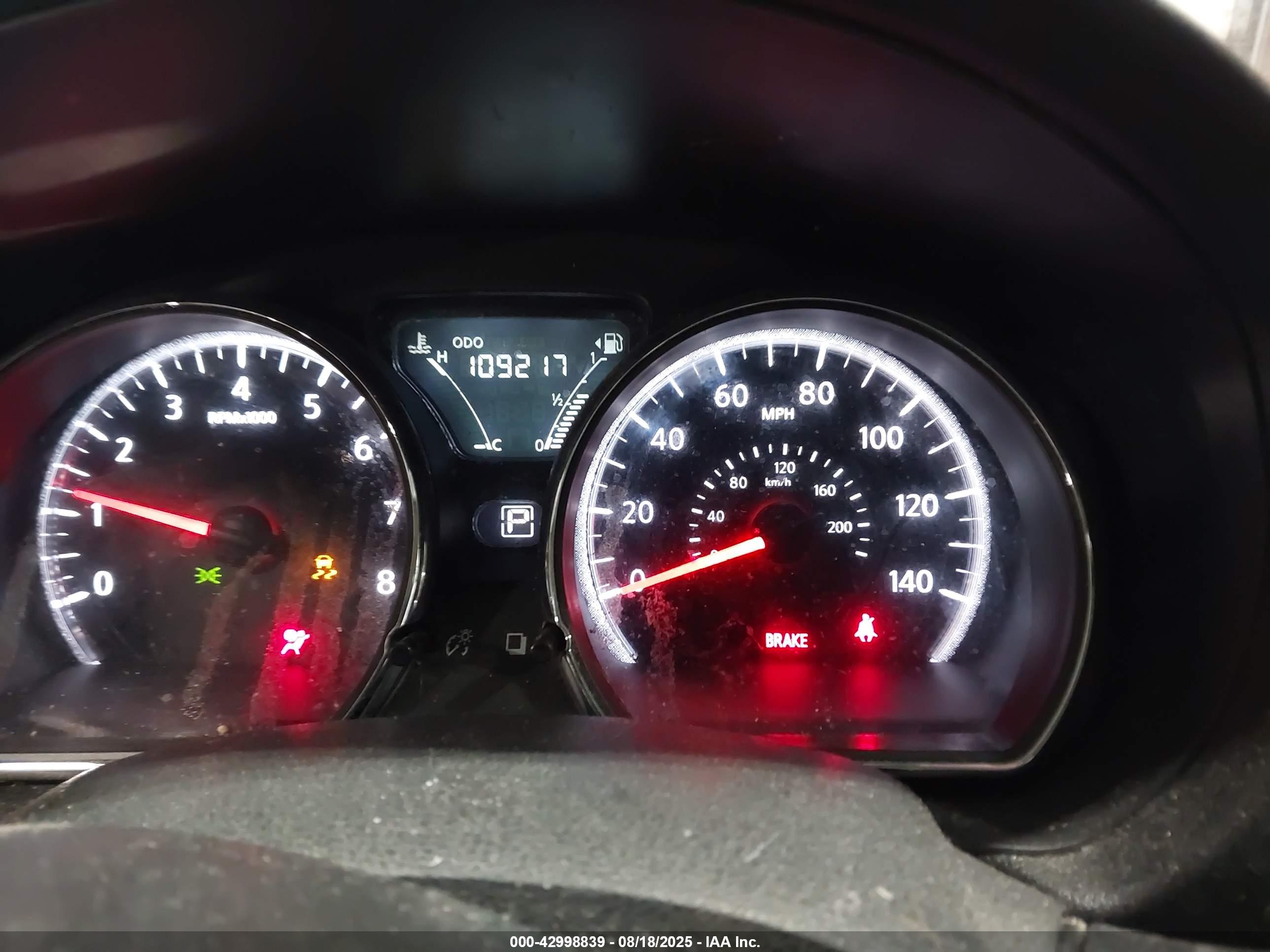 NISSAN VERSA image 7