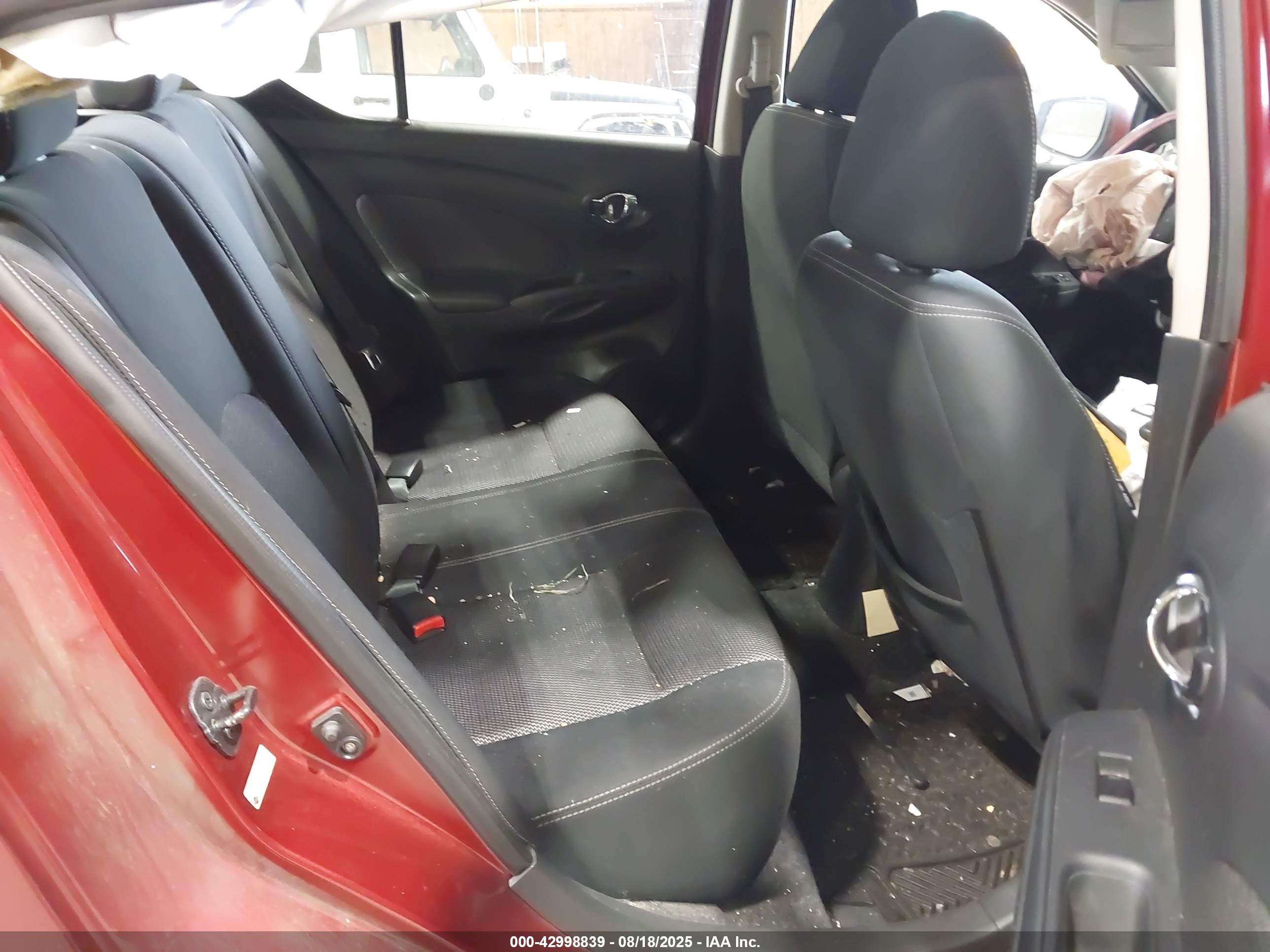 NISSAN VERSA image 8
