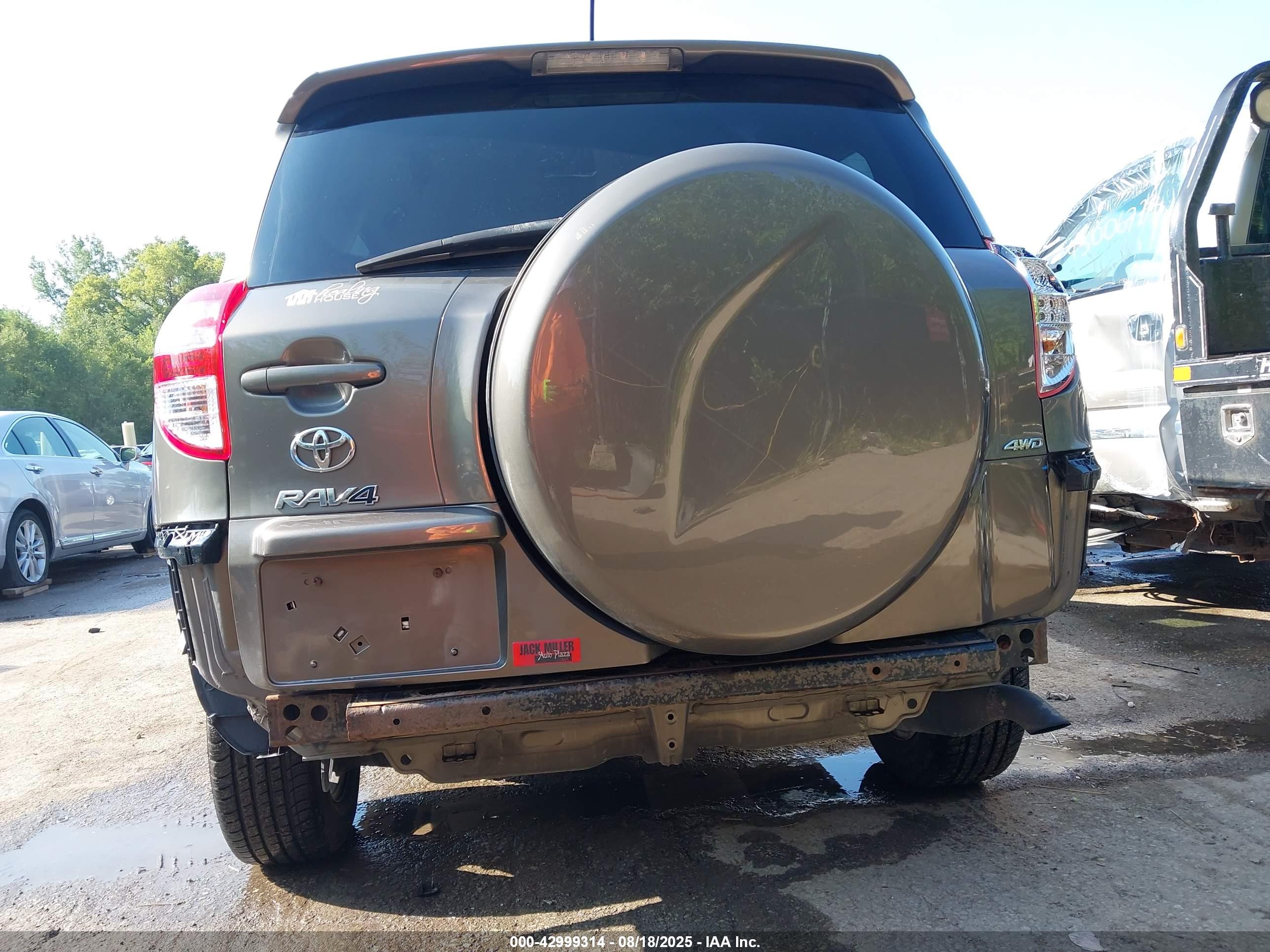 TOYOTA RAV4 image 6