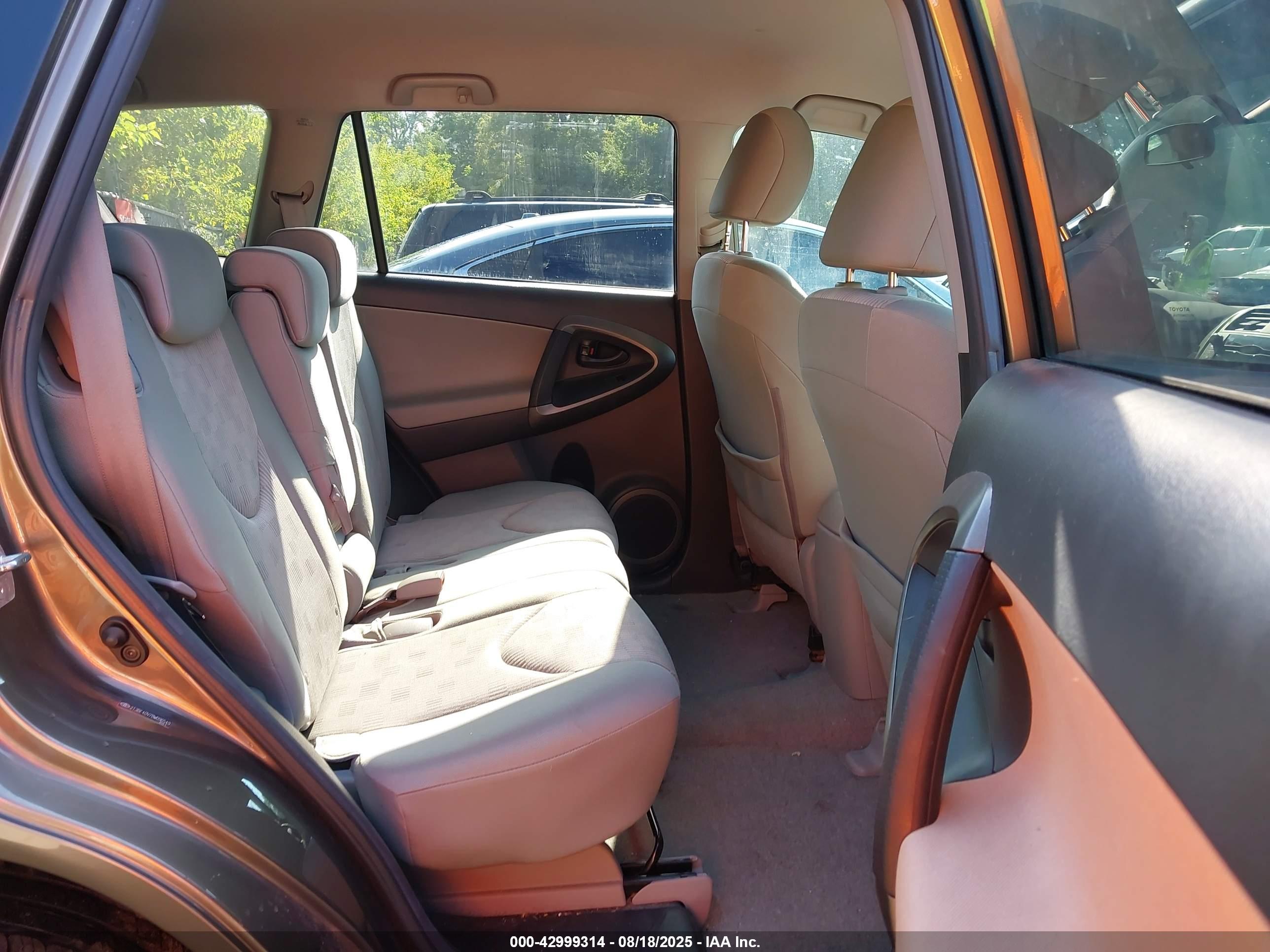 TOYOTA RAV4 image 8