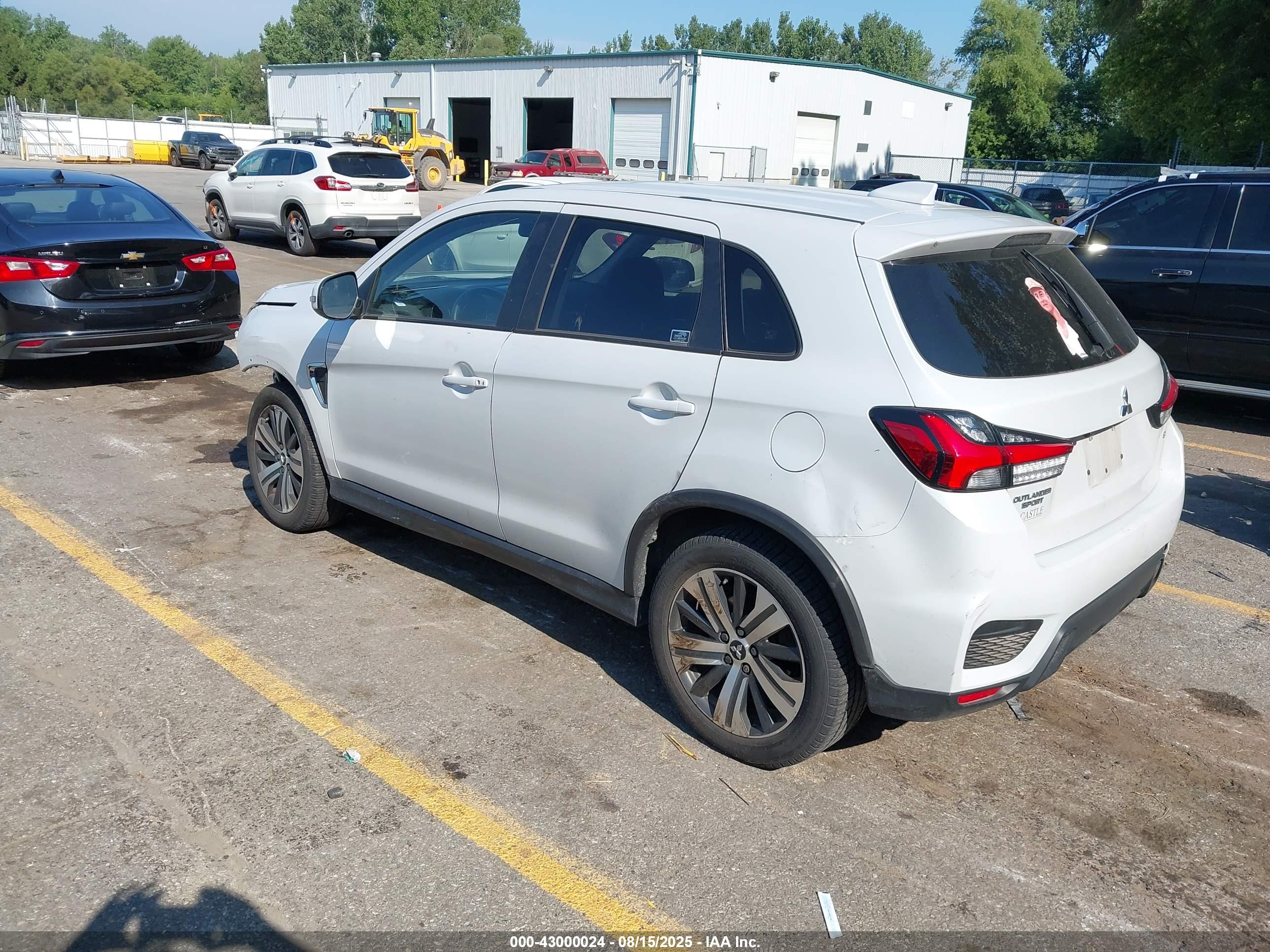 MITSUBISHI OUTLANDER image 3