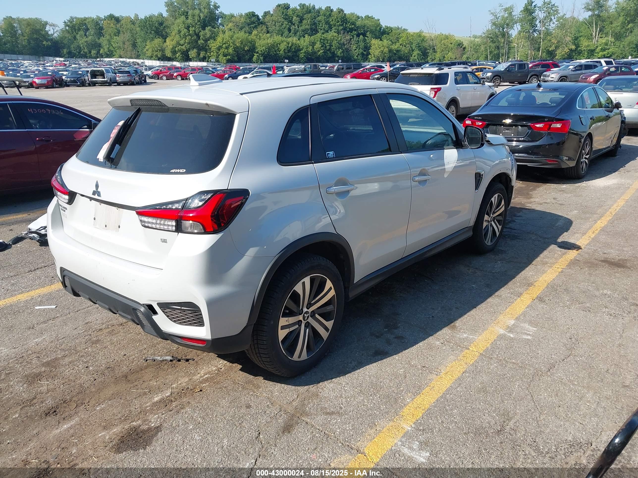 MITSUBISHI OUTLANDER image 4