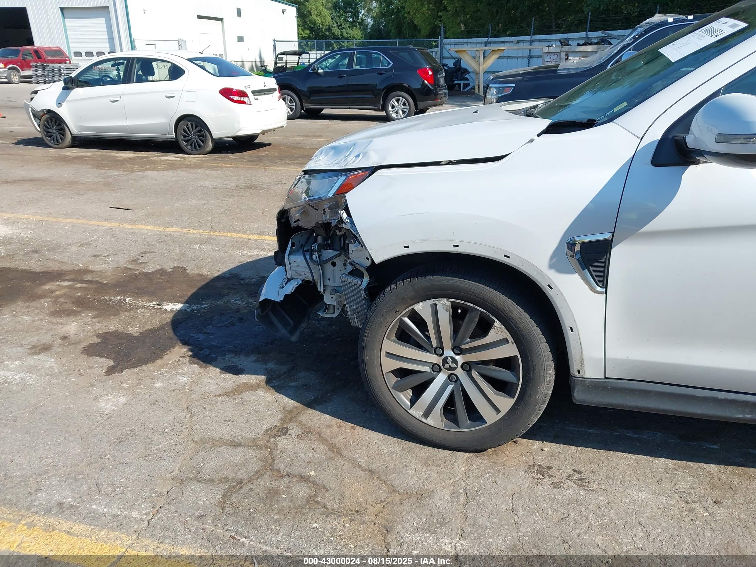 MITSUBISHI OUTLANDER image 6