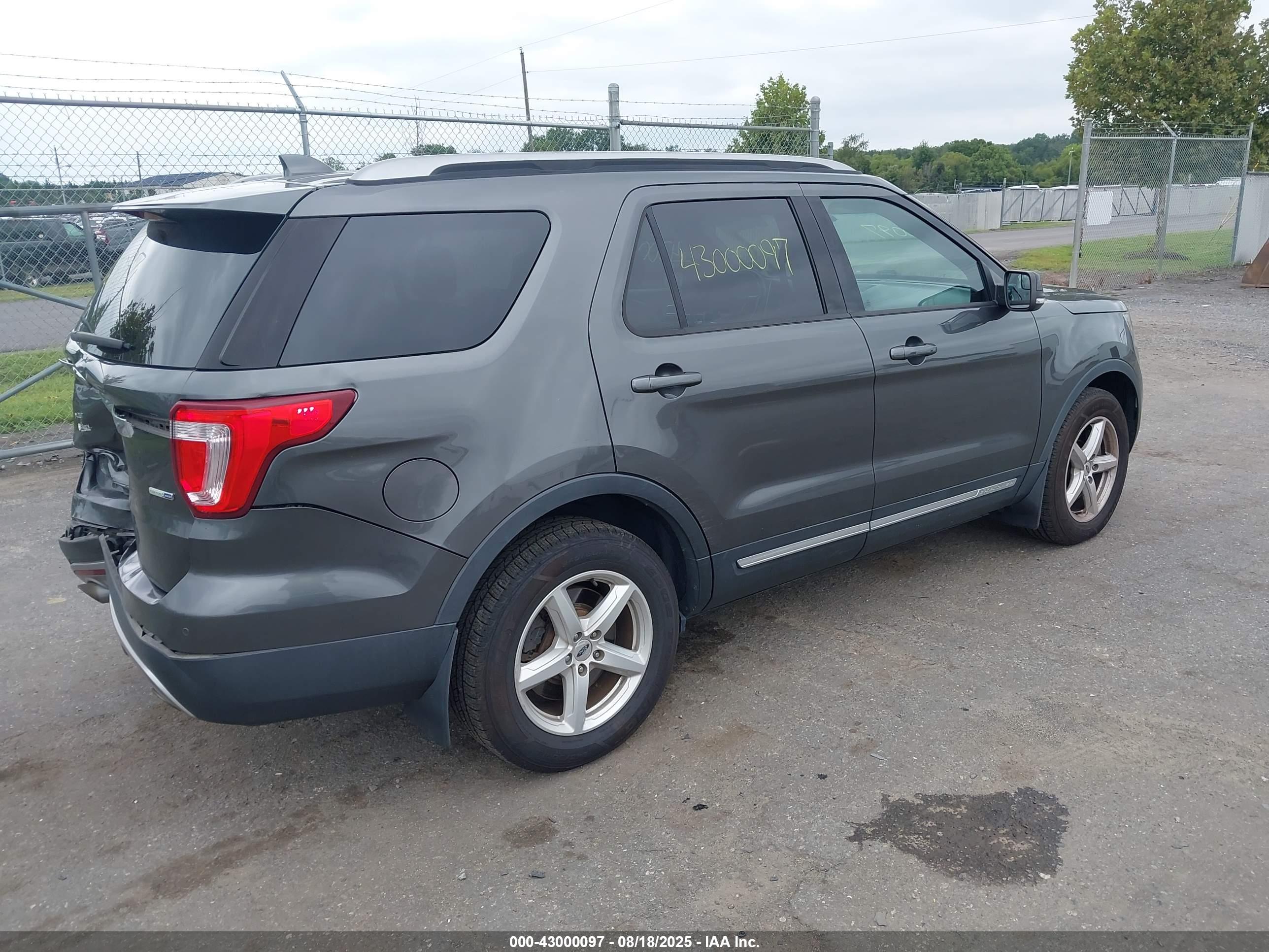 FORD EXPLORER image 4