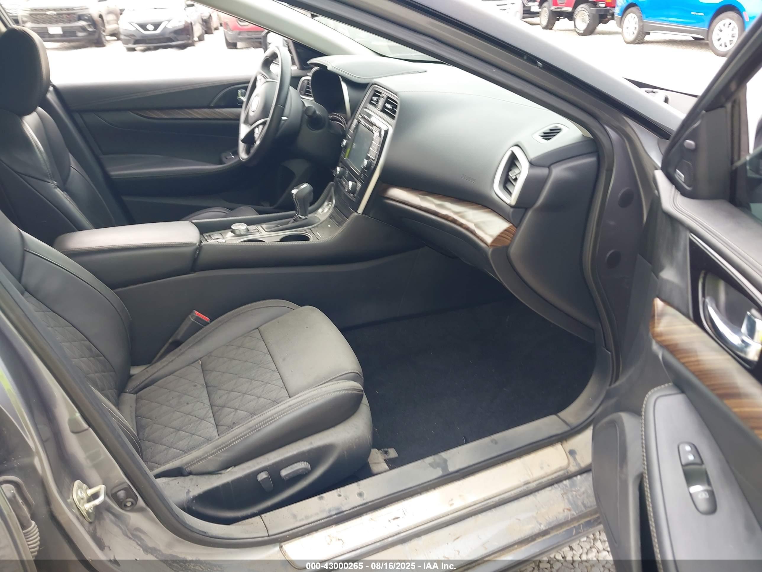 NISSAN MAXIMA image 5