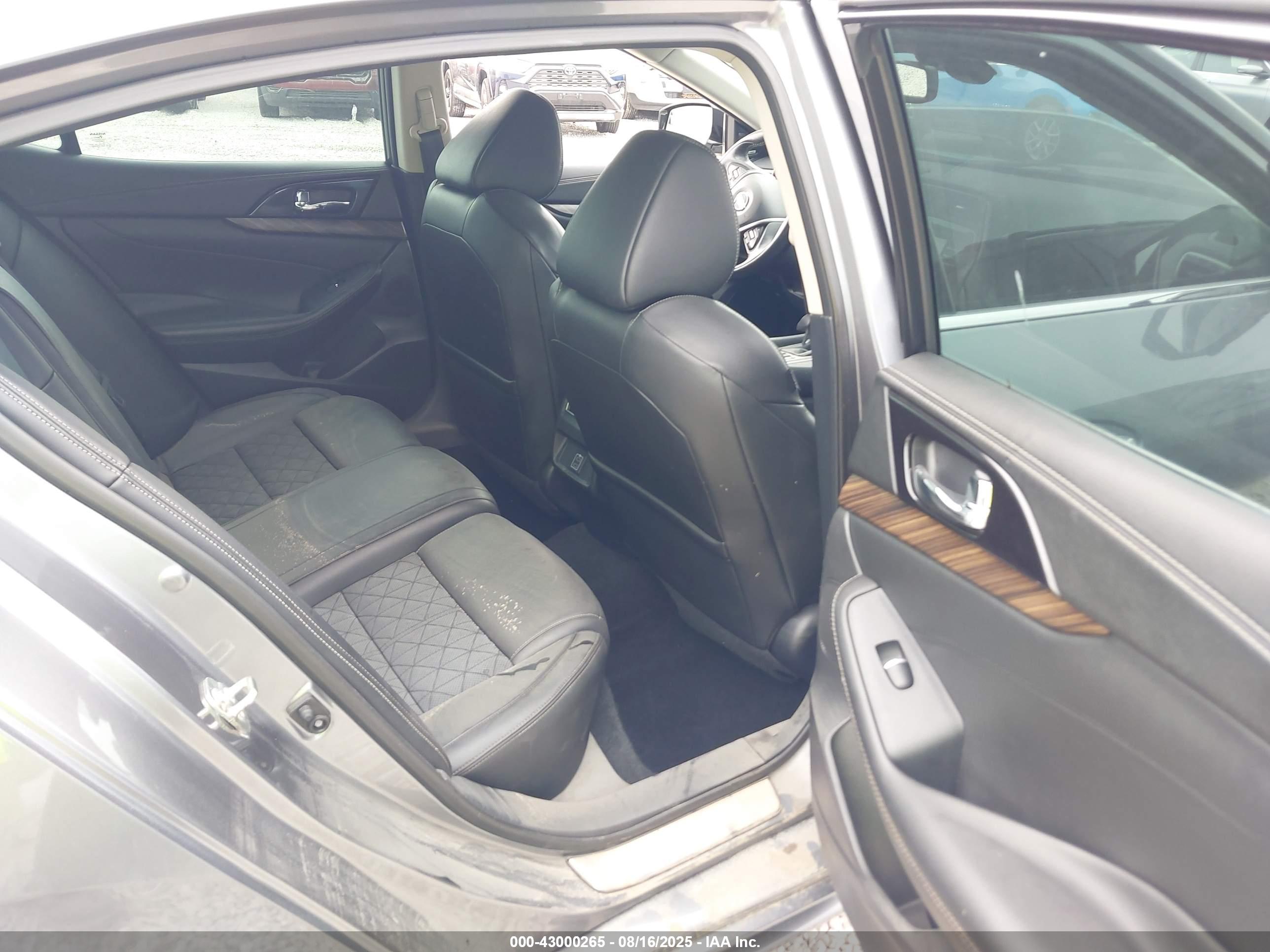 NISSAN MAXIMA image 8