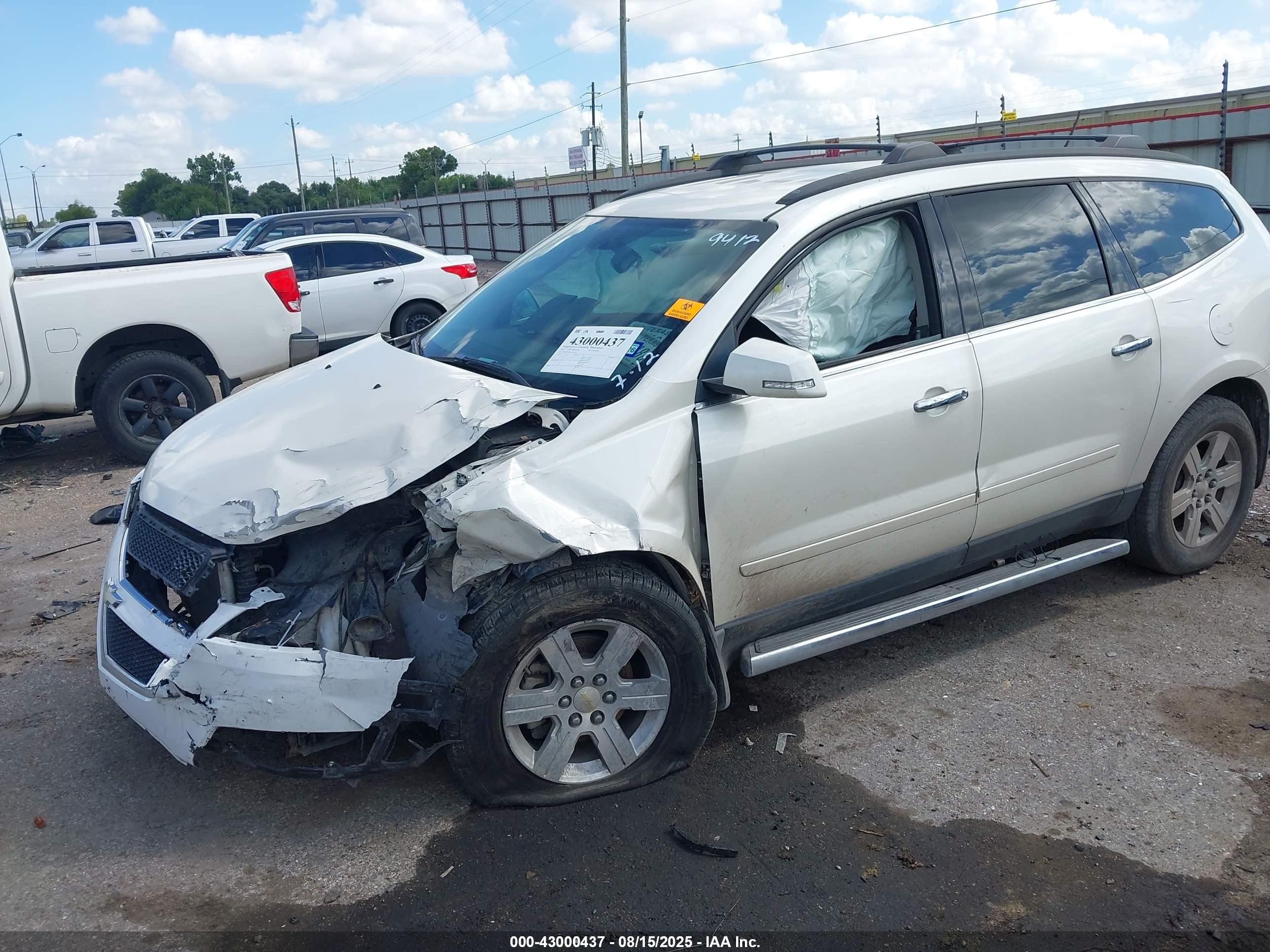 CHEVROLET TRAVERSE image 2