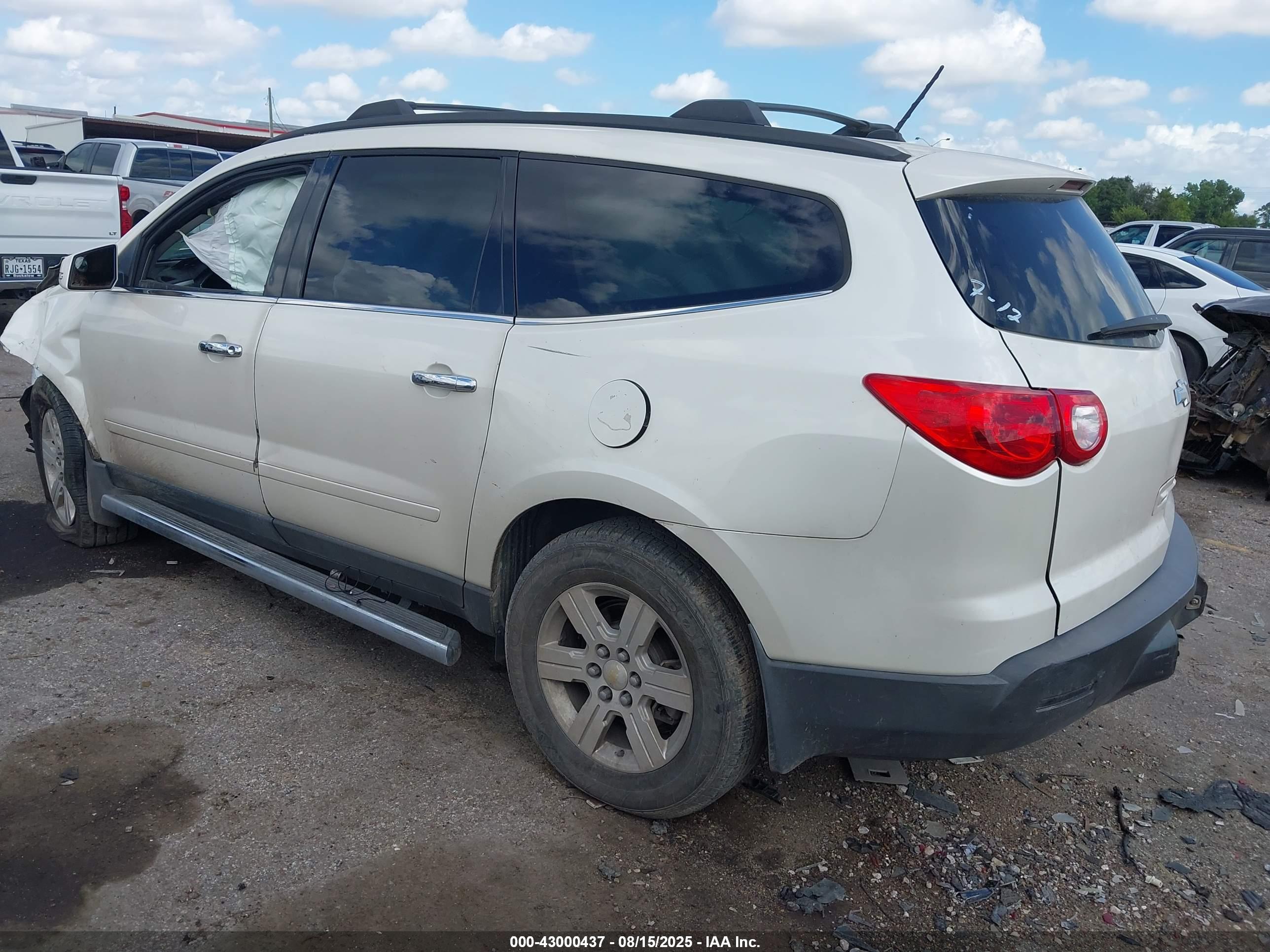 CHEVROLET TRAVERSE image 3
