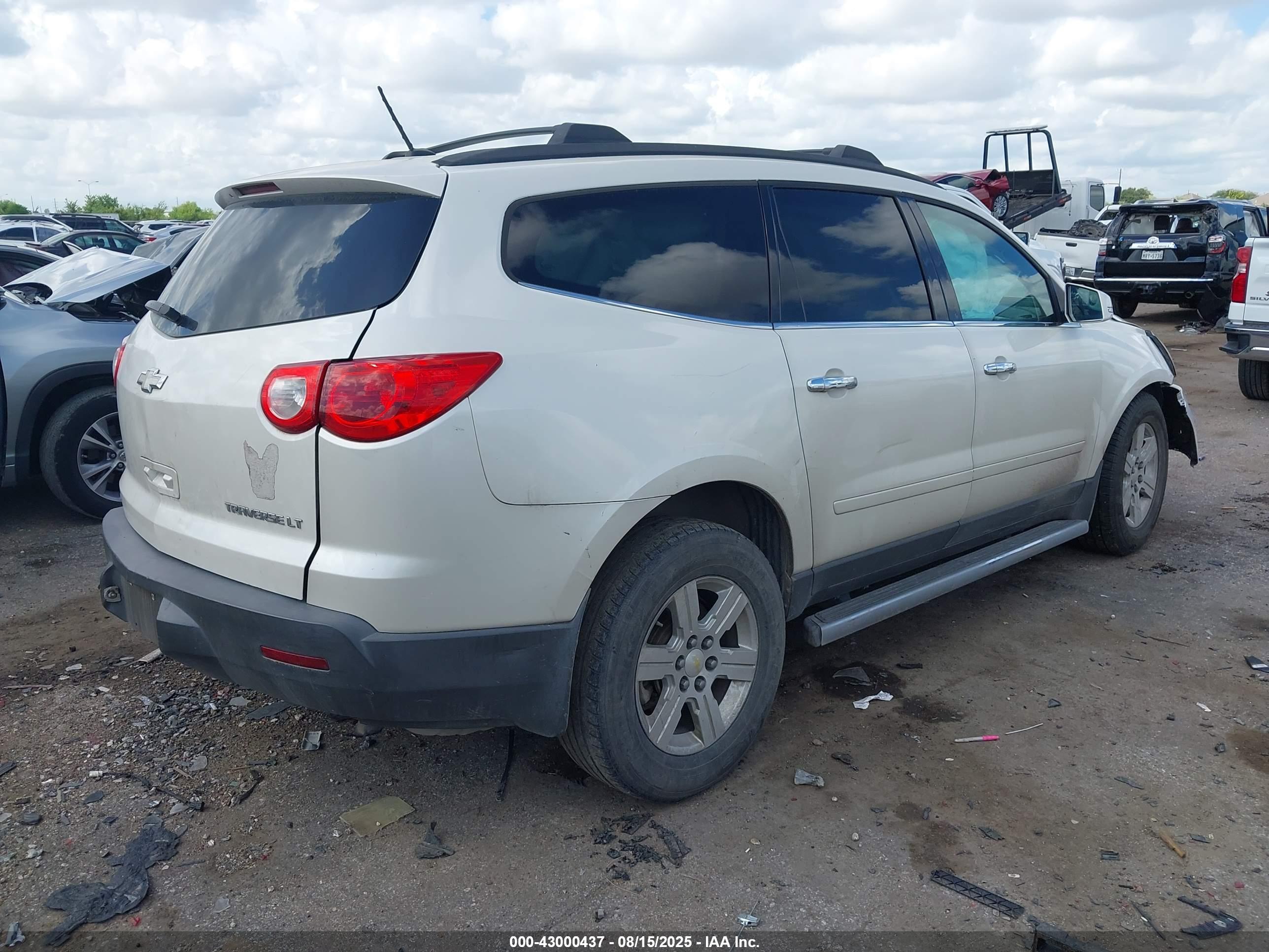 CHEVROLET TRAVERSE image 4