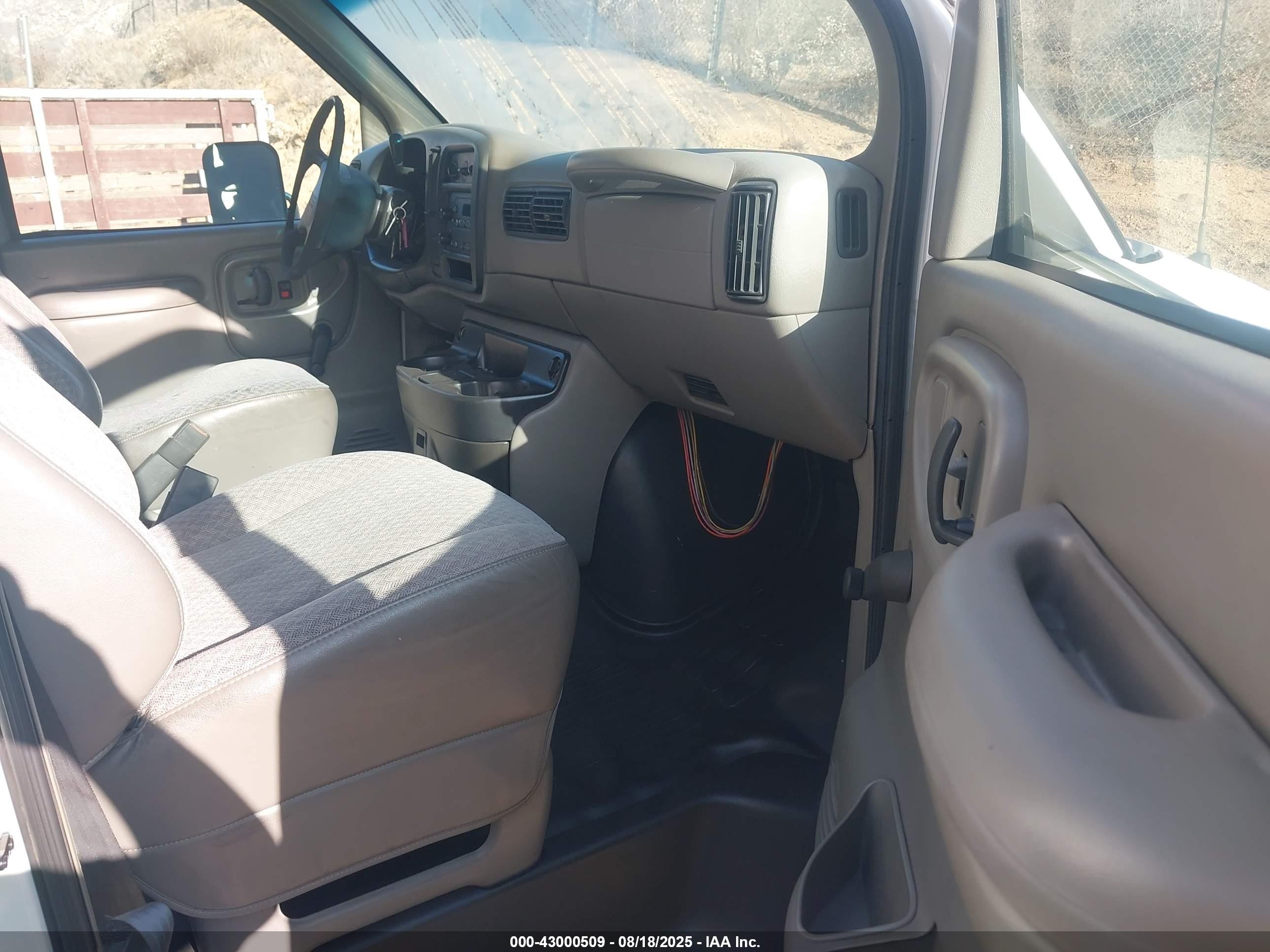 GMC SAVANA image 8