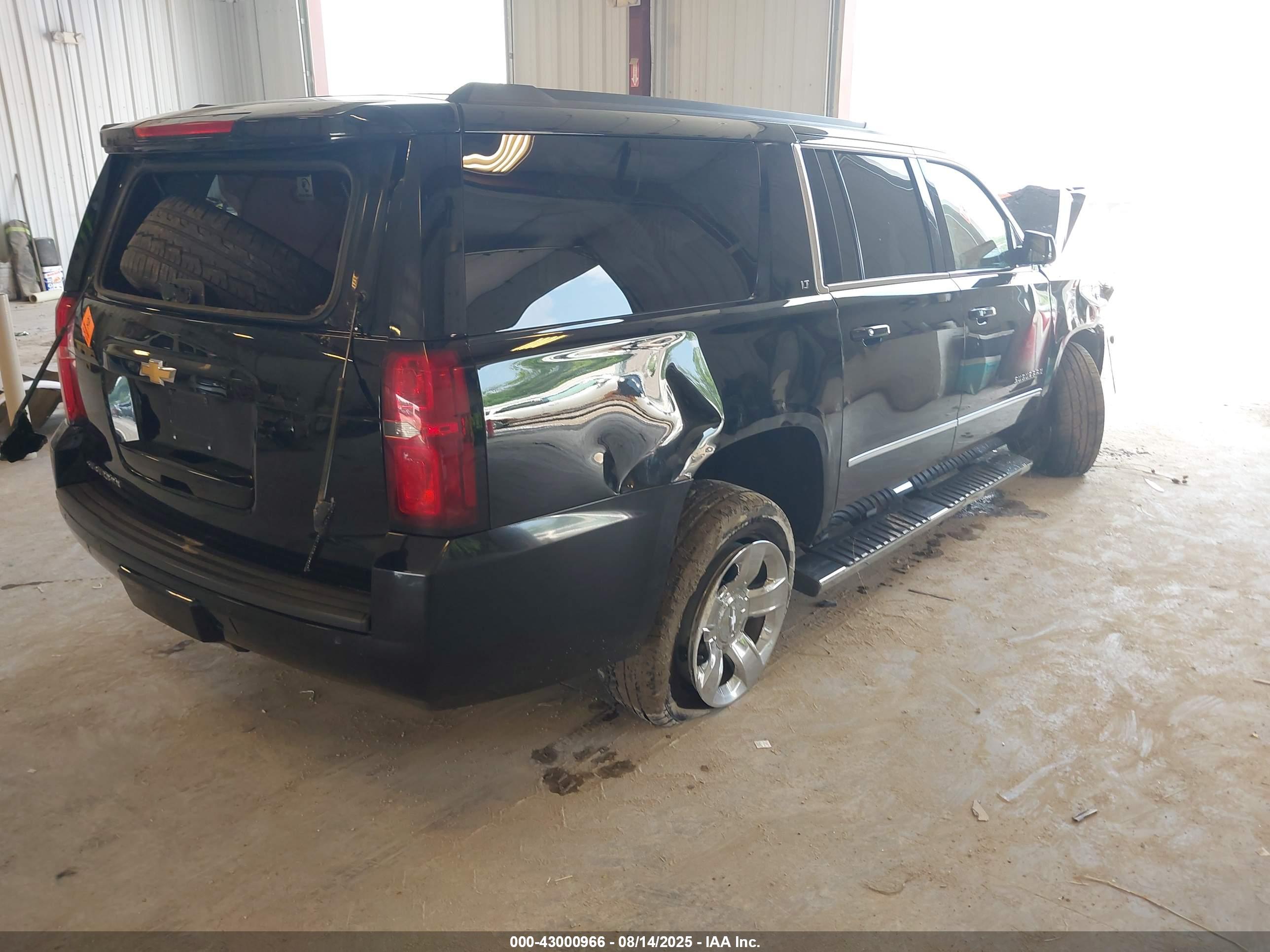 CHEVROLET SUBURBAN image 4
