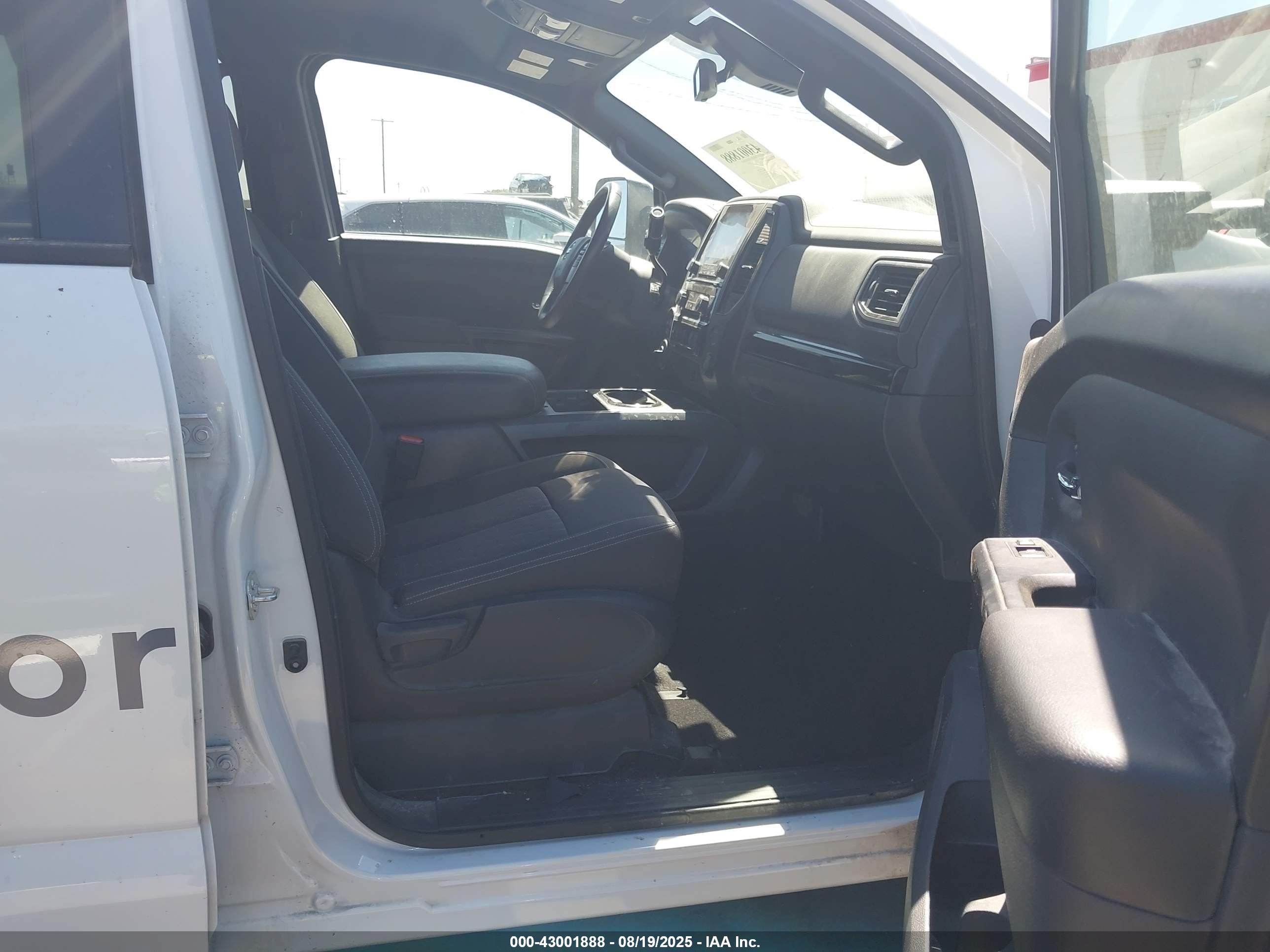NISSAN TITAN image 5