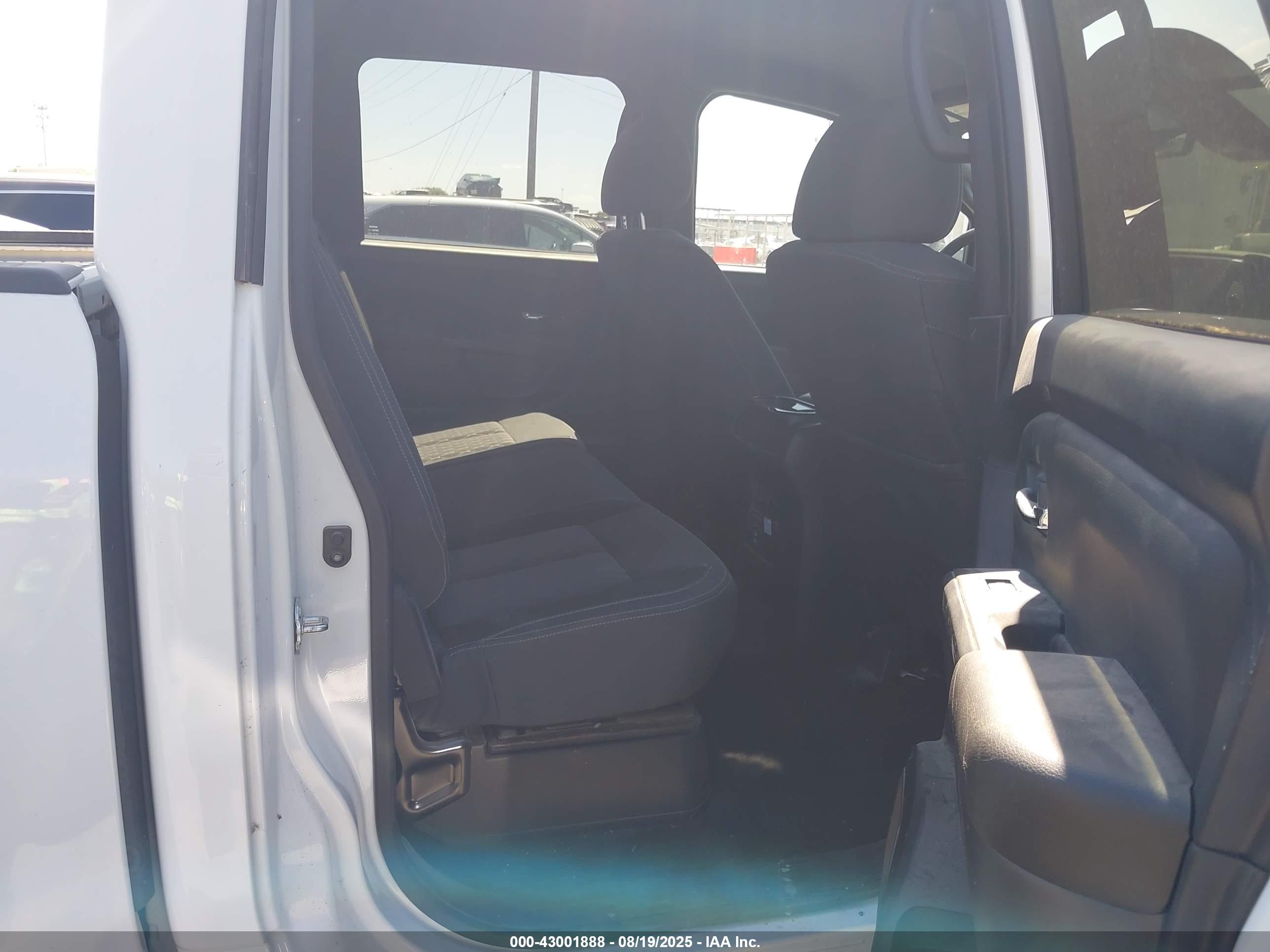 NISSAN TITAN image 8