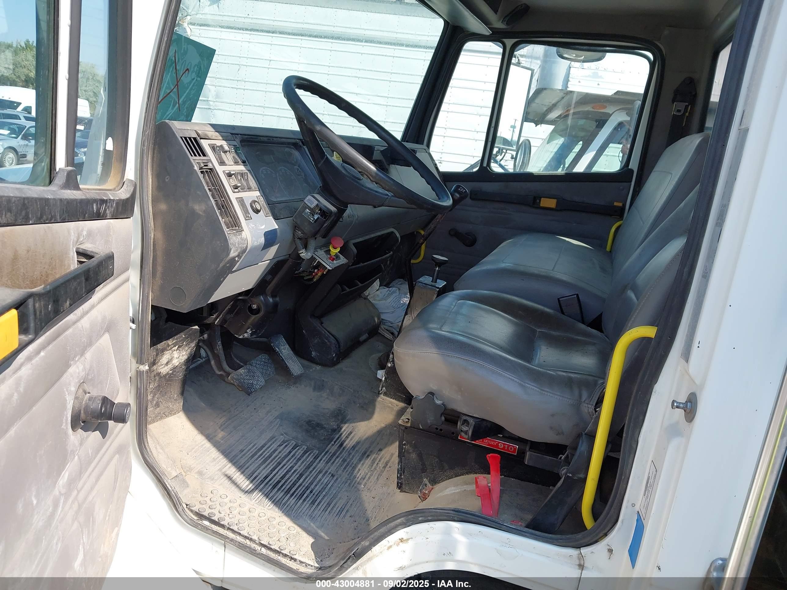 FREIGHTLINER MEDIUM image 5