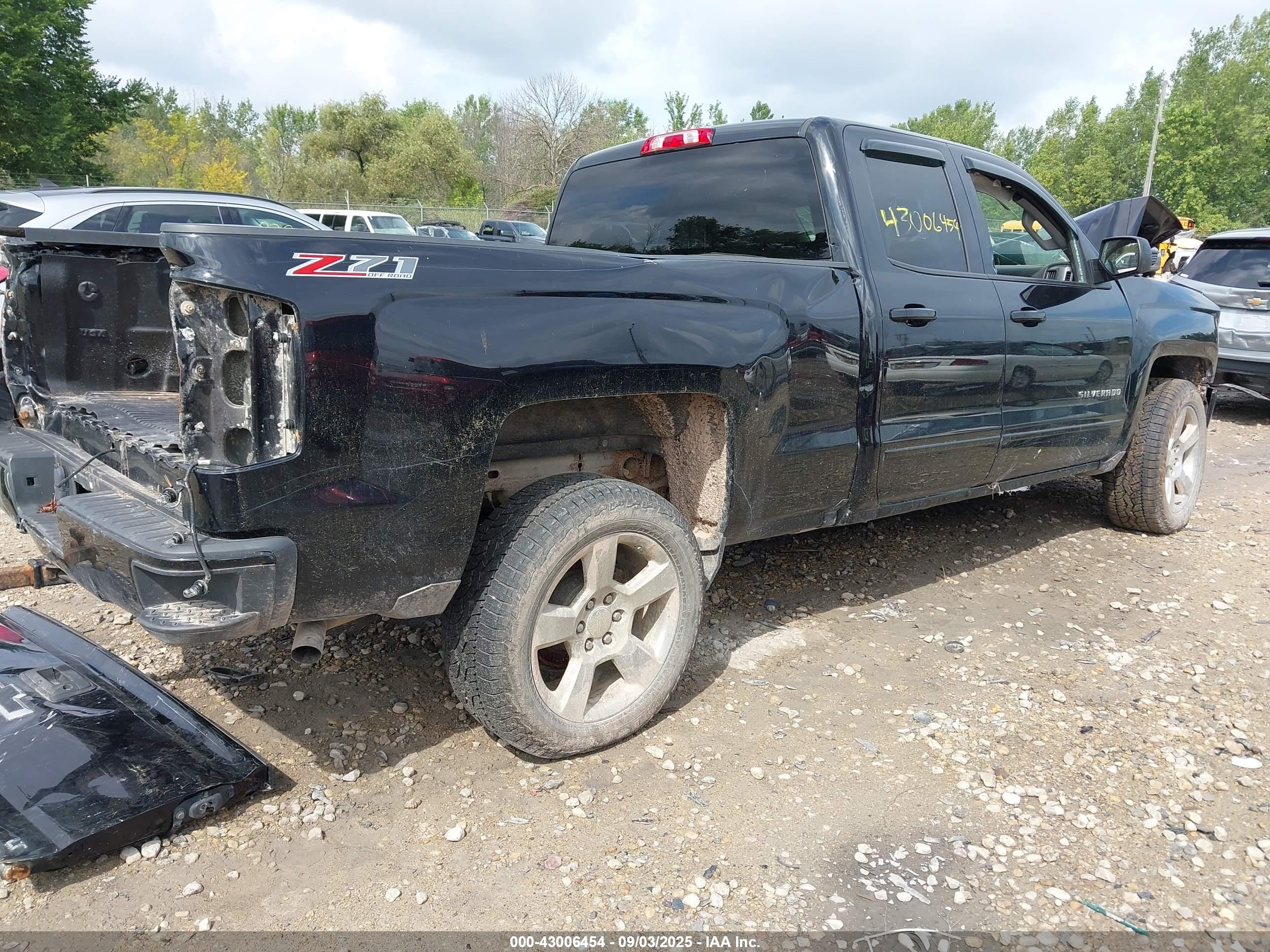CHEVROLET SILVERADO image 4