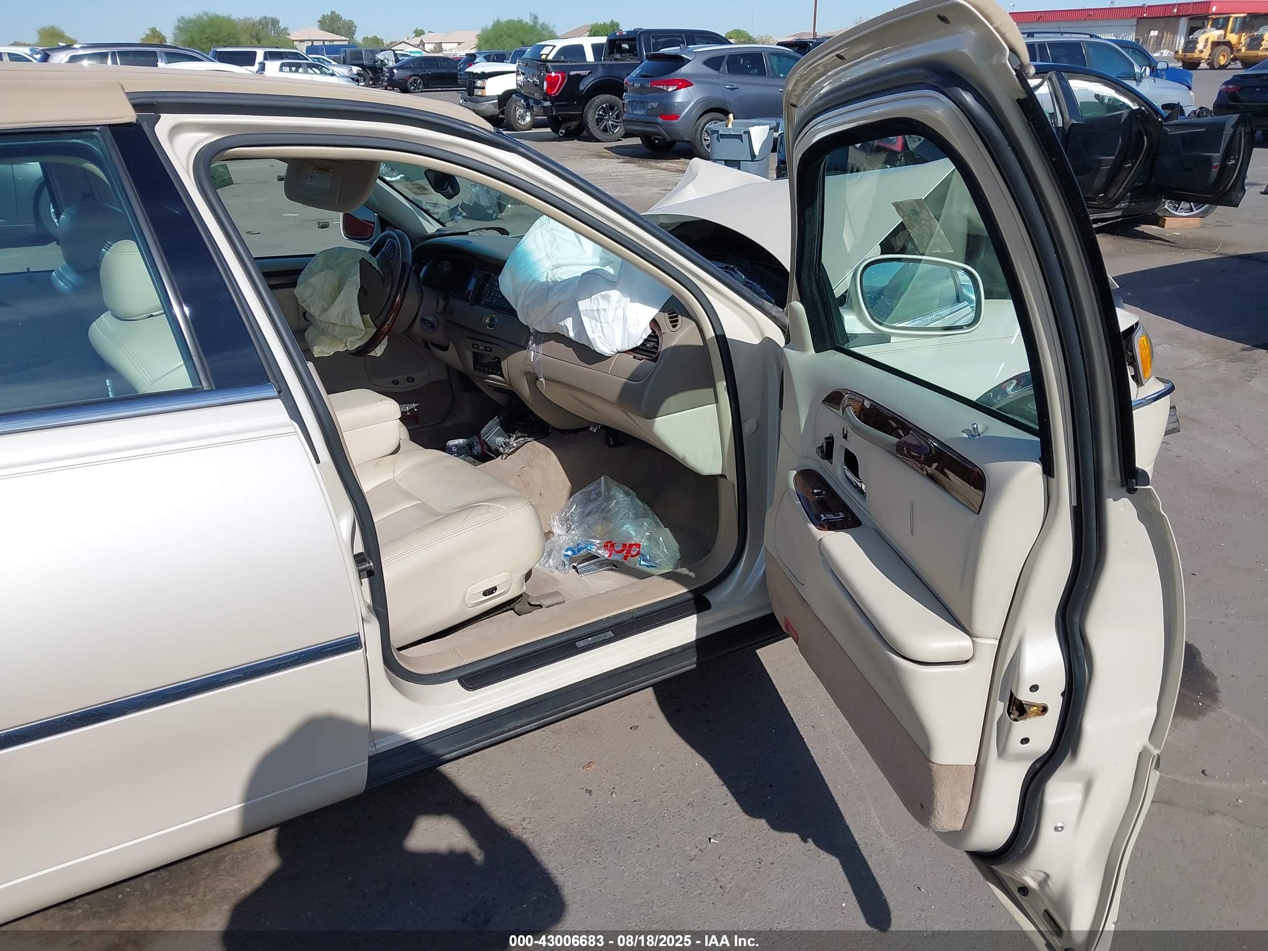 LINCOLN TOWN image 5