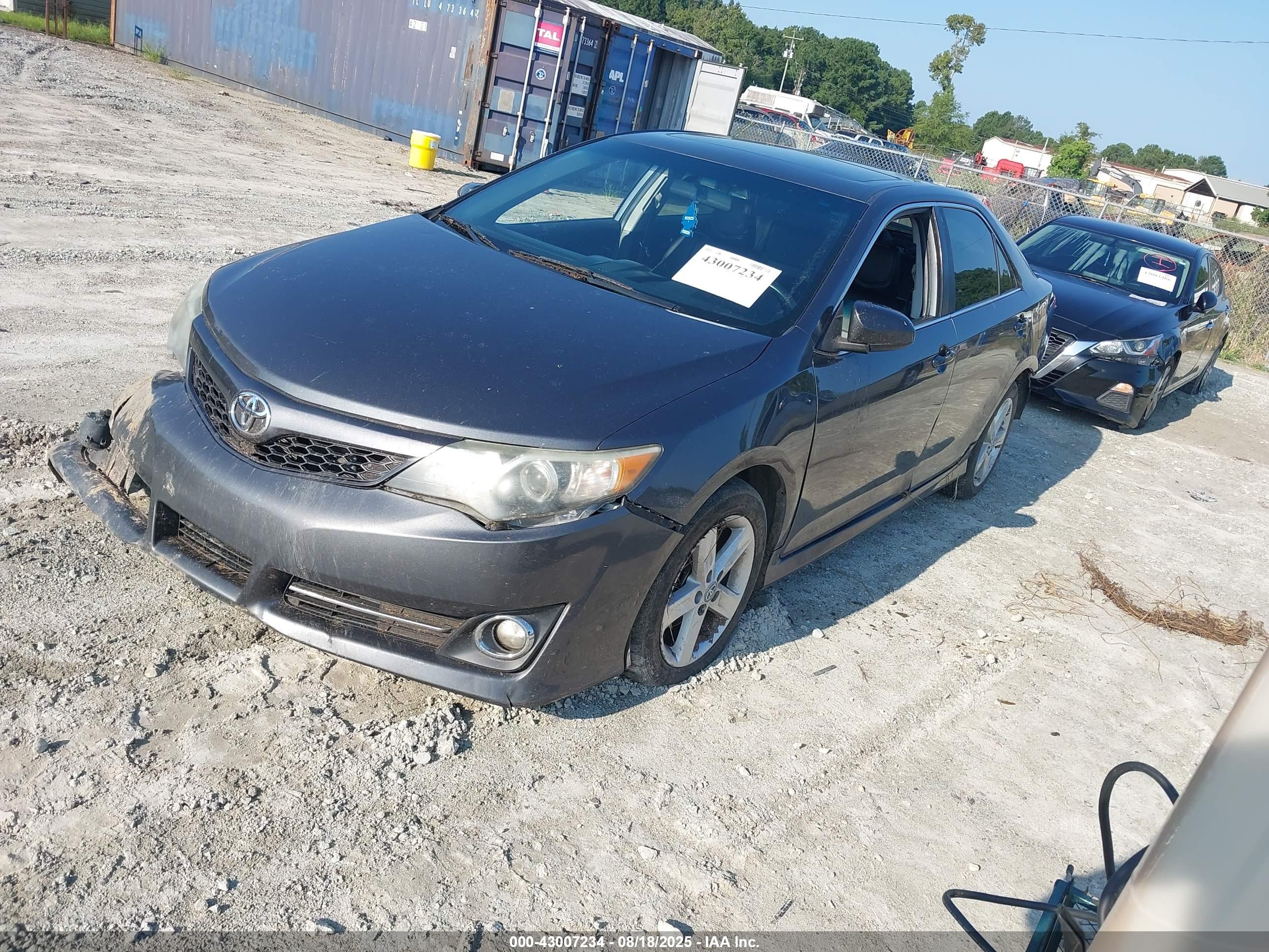 TOYOTA CAMRY image 2