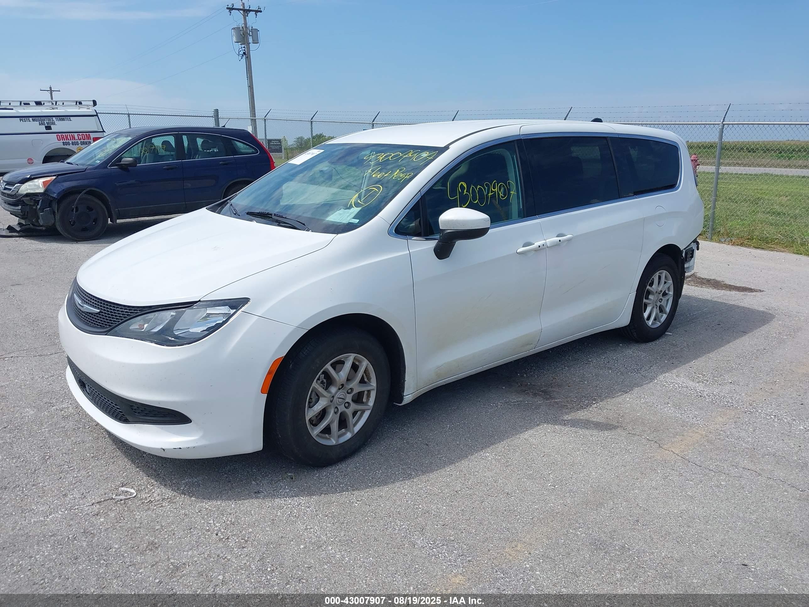 CHRYSLER VOYAGER image 2