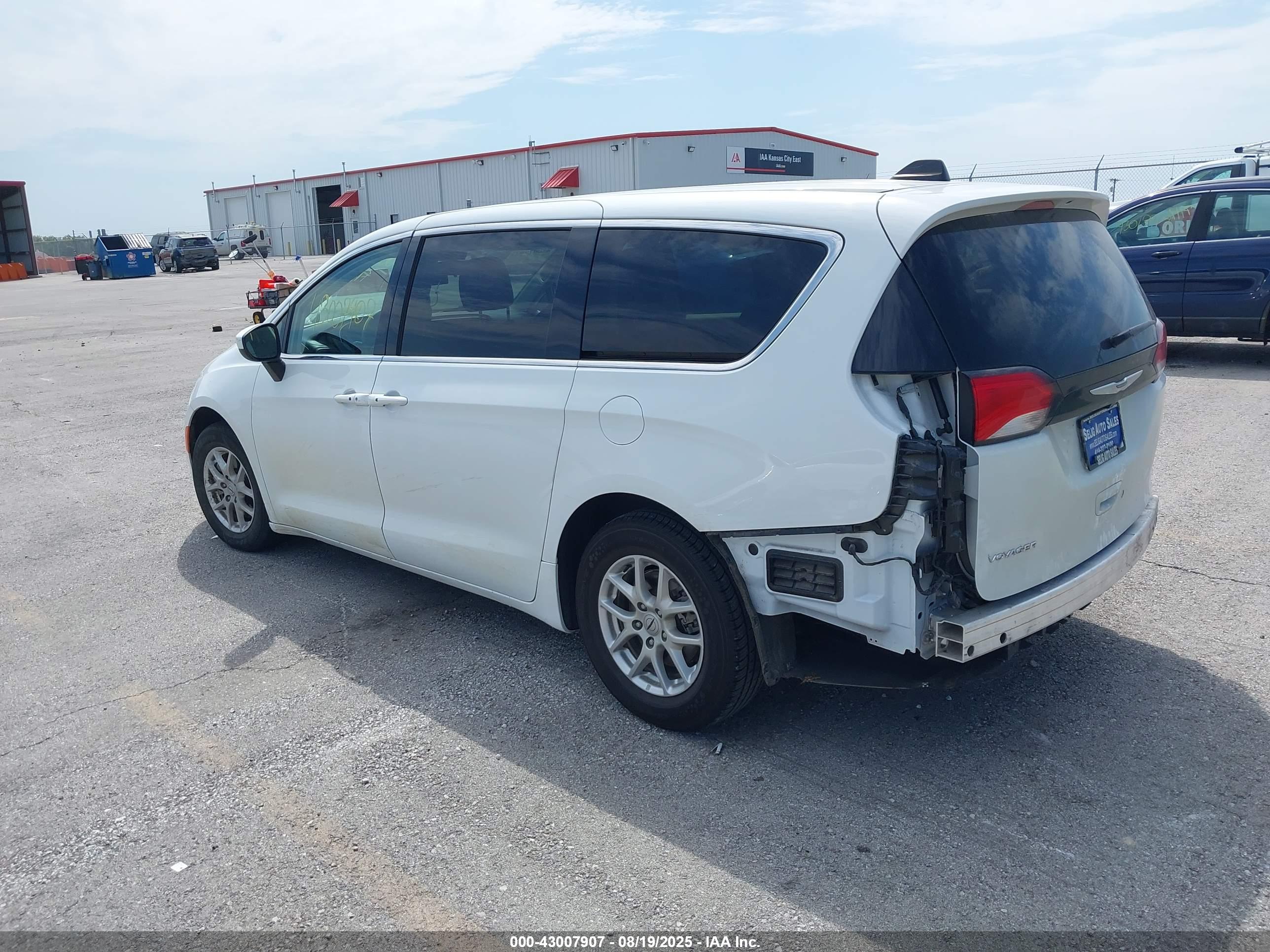 CHRYSLER VOYAGER image 3