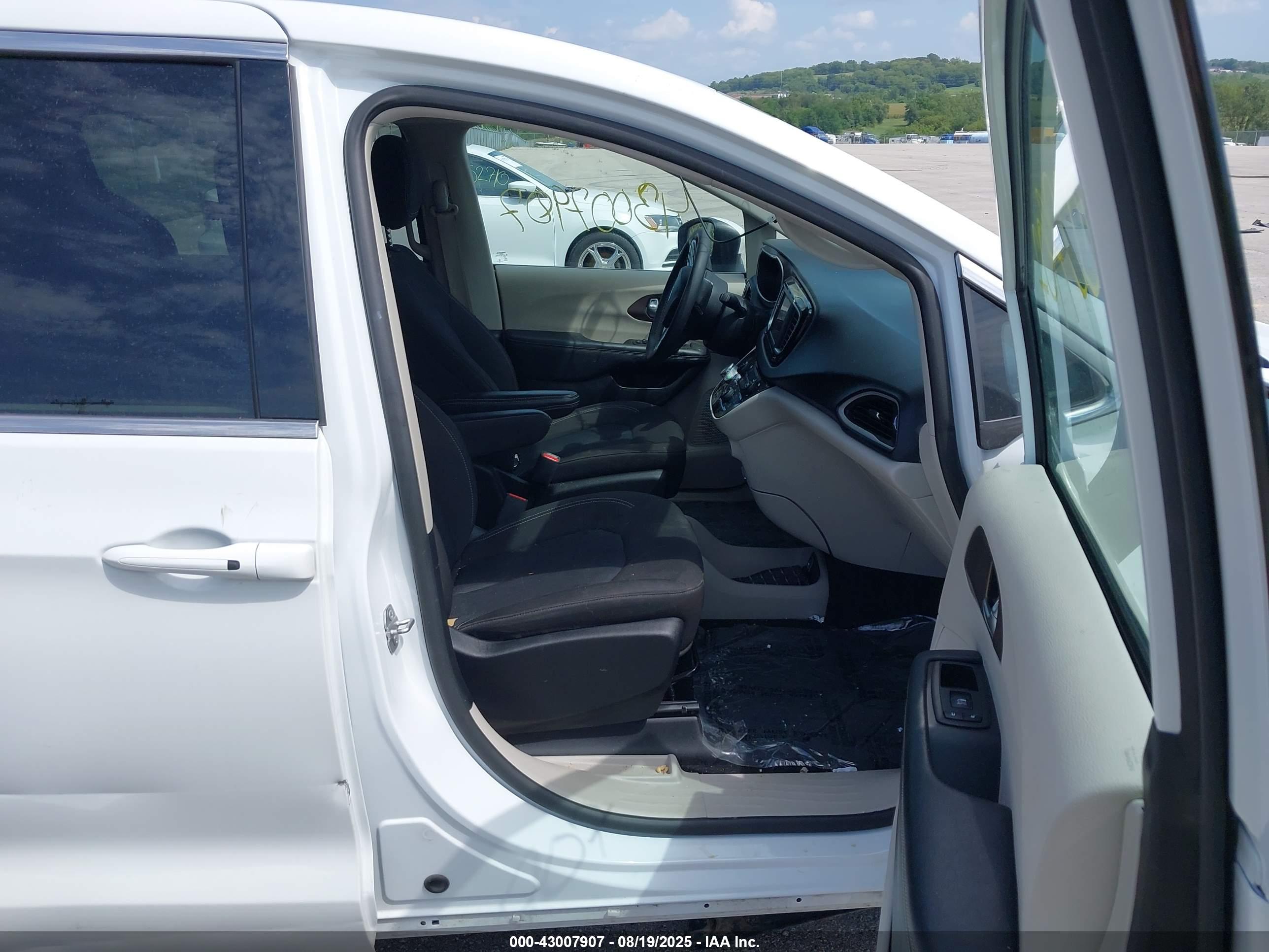 CHRYSLER VOYAGER image 5