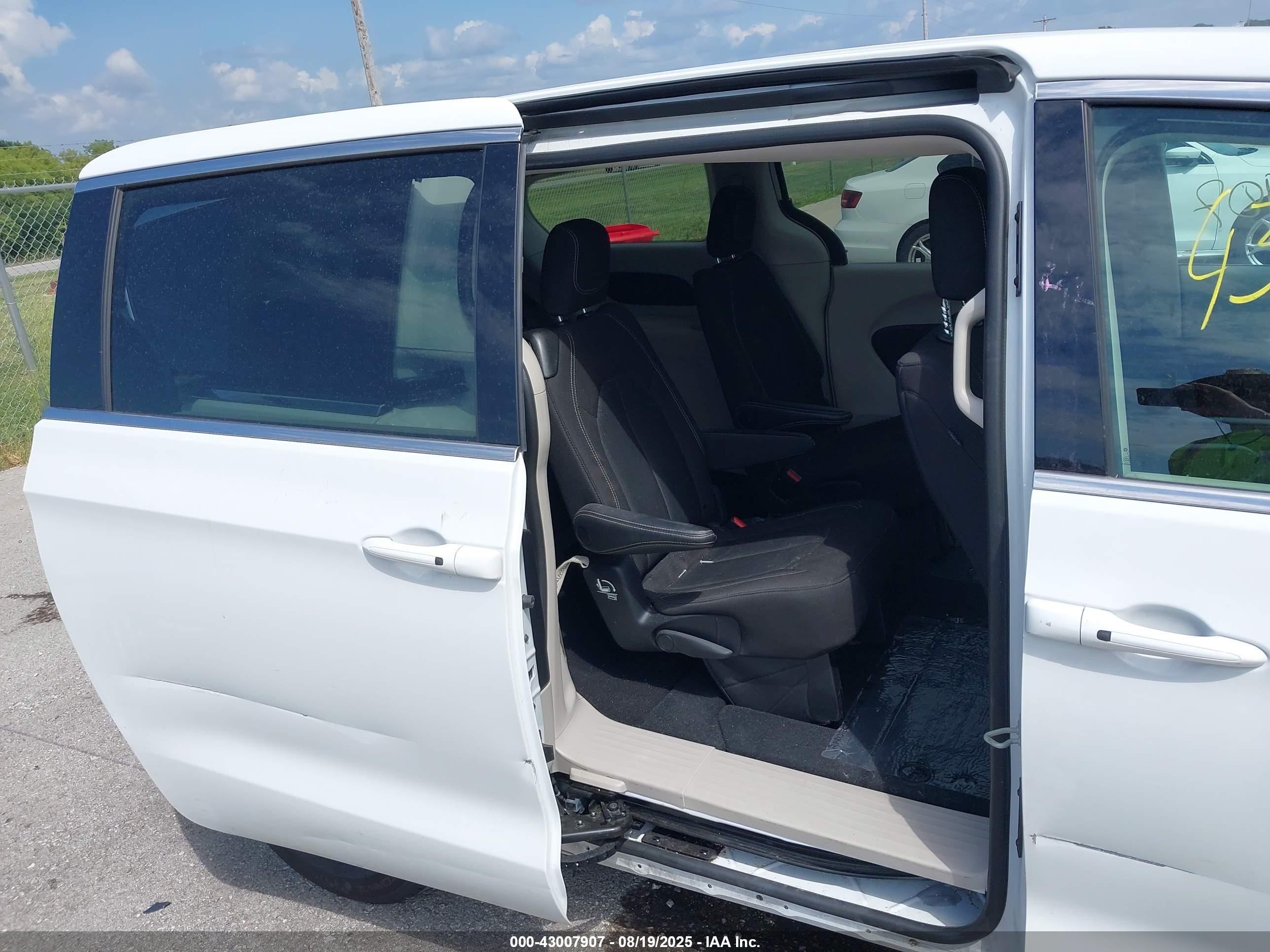 CHRYSLER VOYAGER image 8