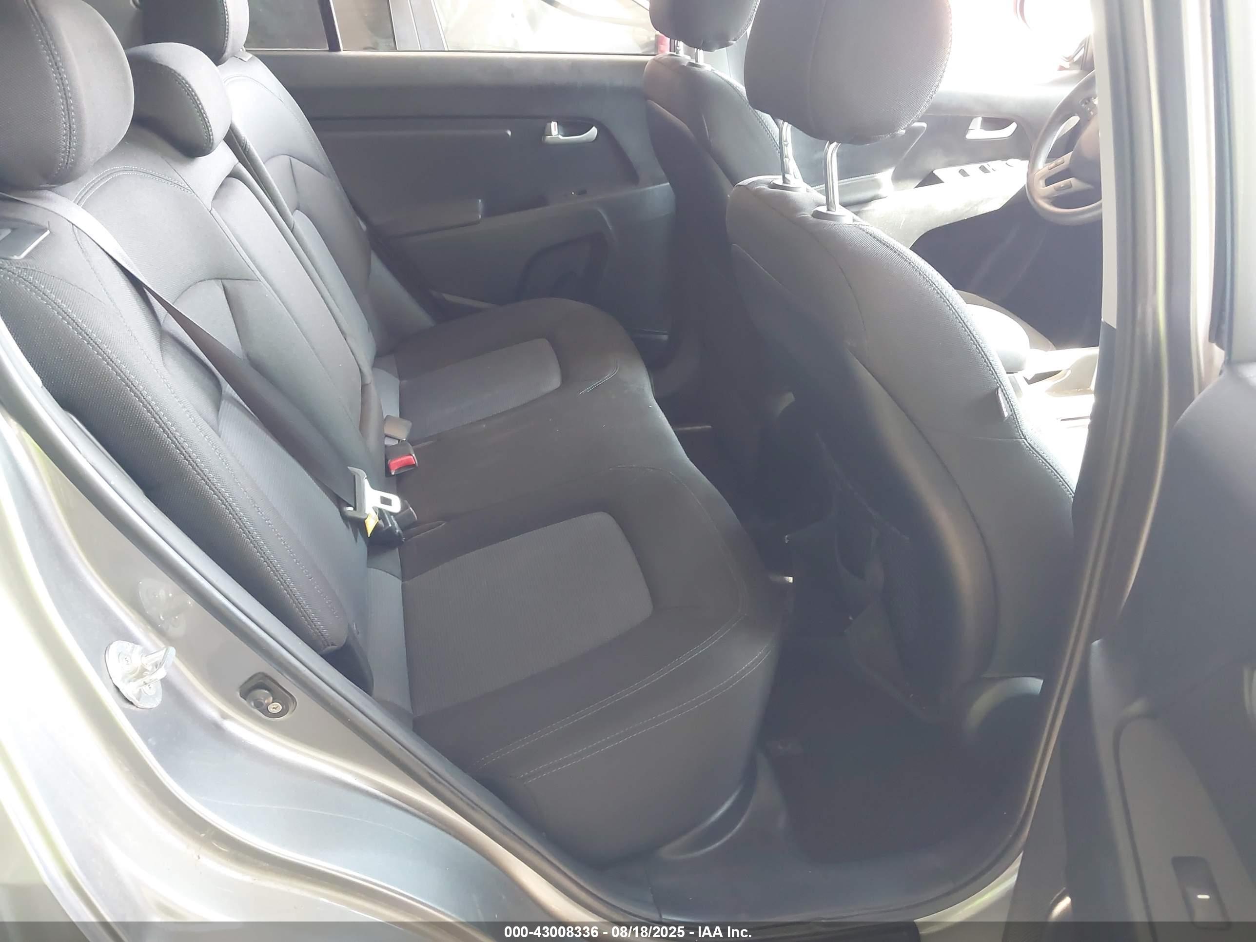 KIA SPORTAGE image 8