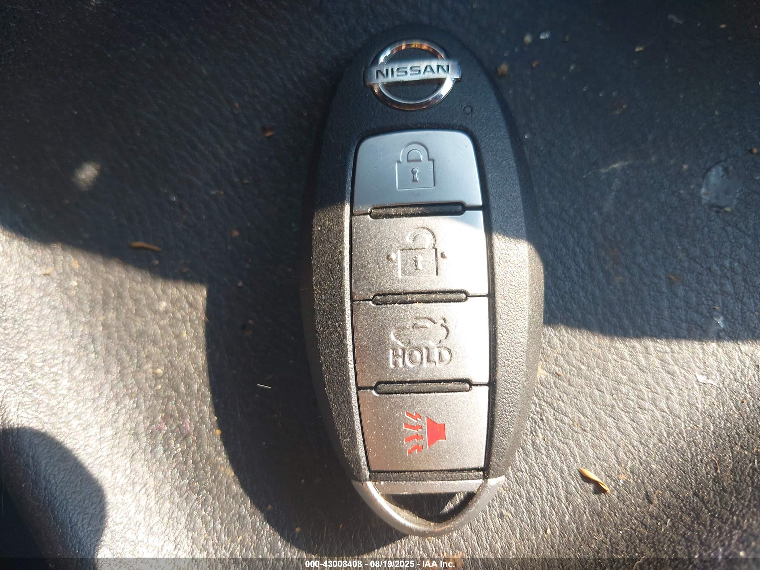 NISSAN VERSA image 11