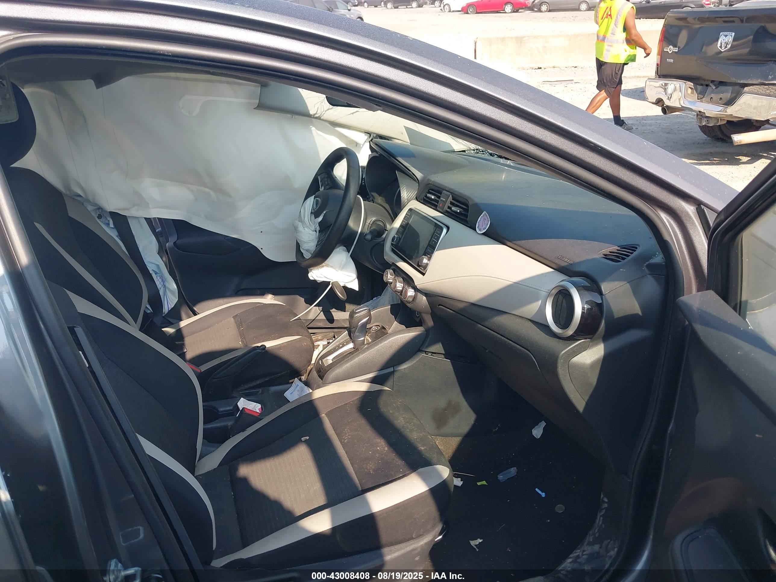 NISSAN VERSA image 5