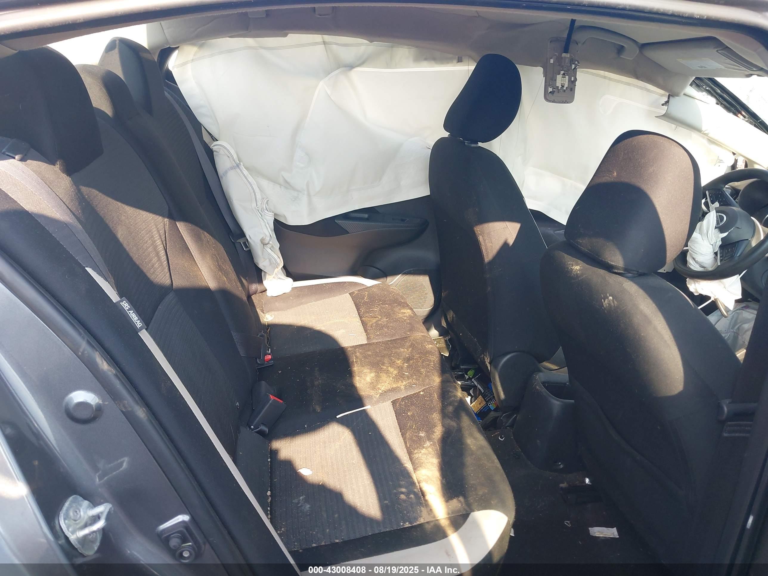 NISSAN VERSA image 8