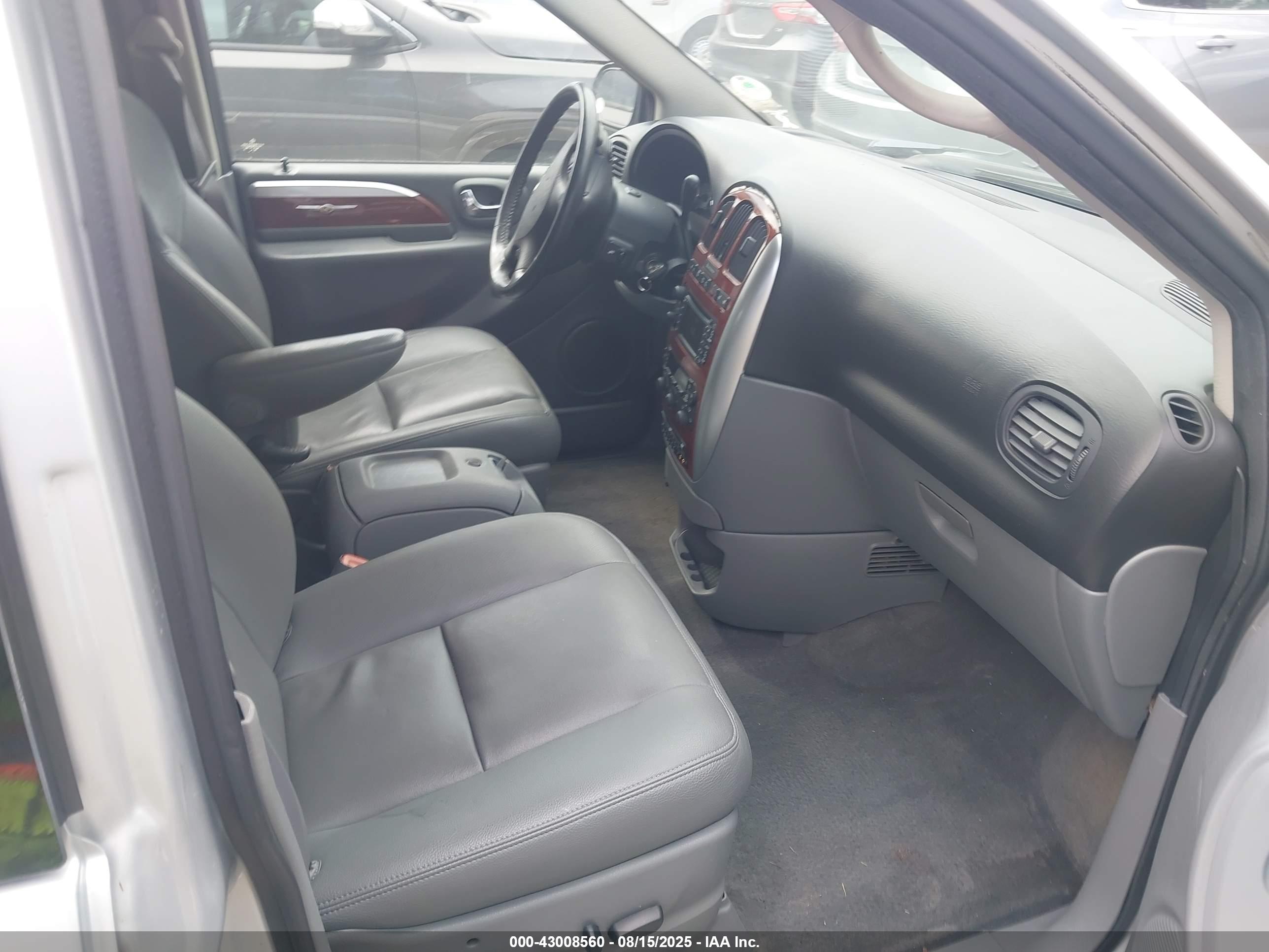 CHRYSLER TOWN image 5