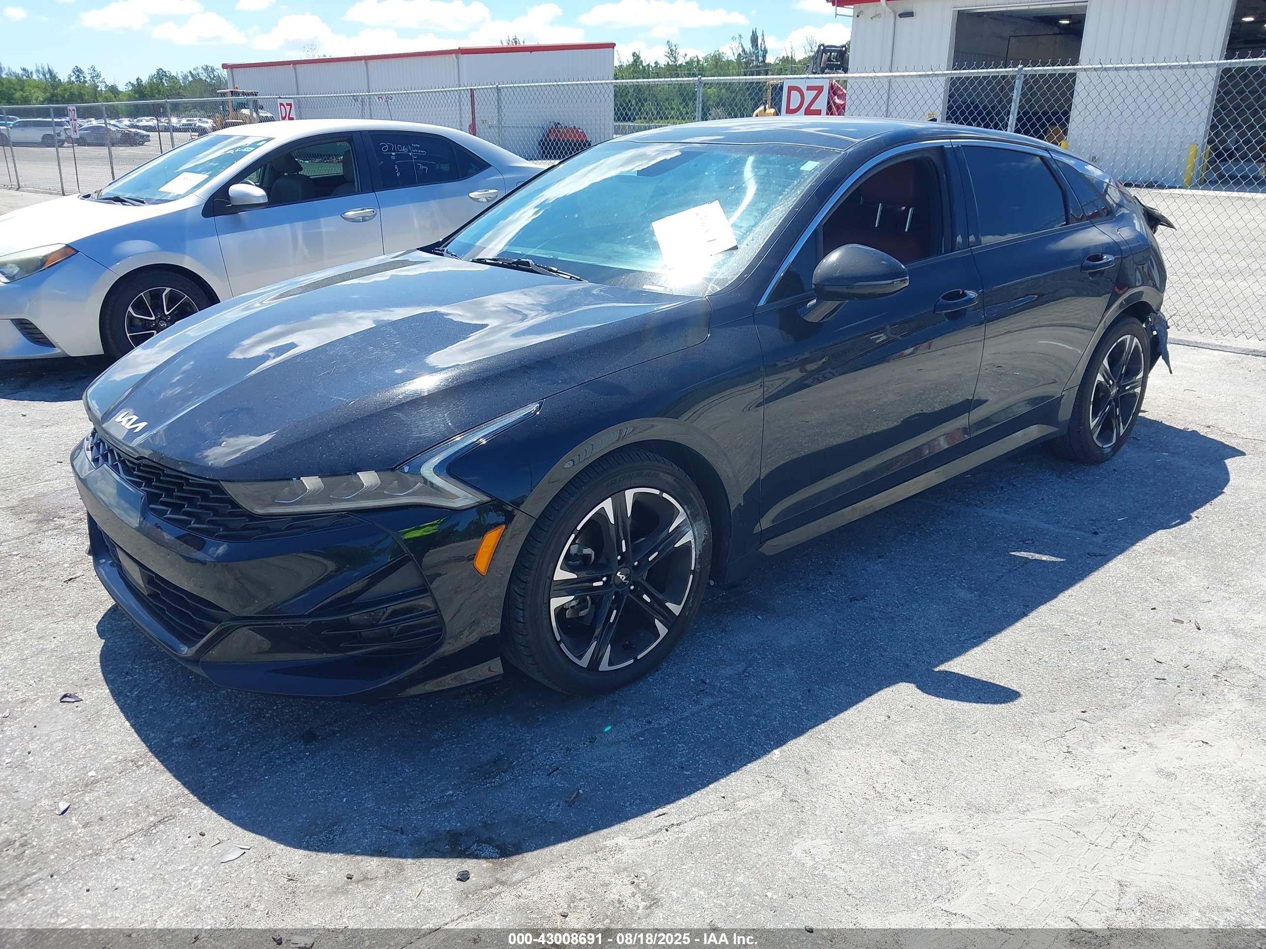 KIA K5 image 2