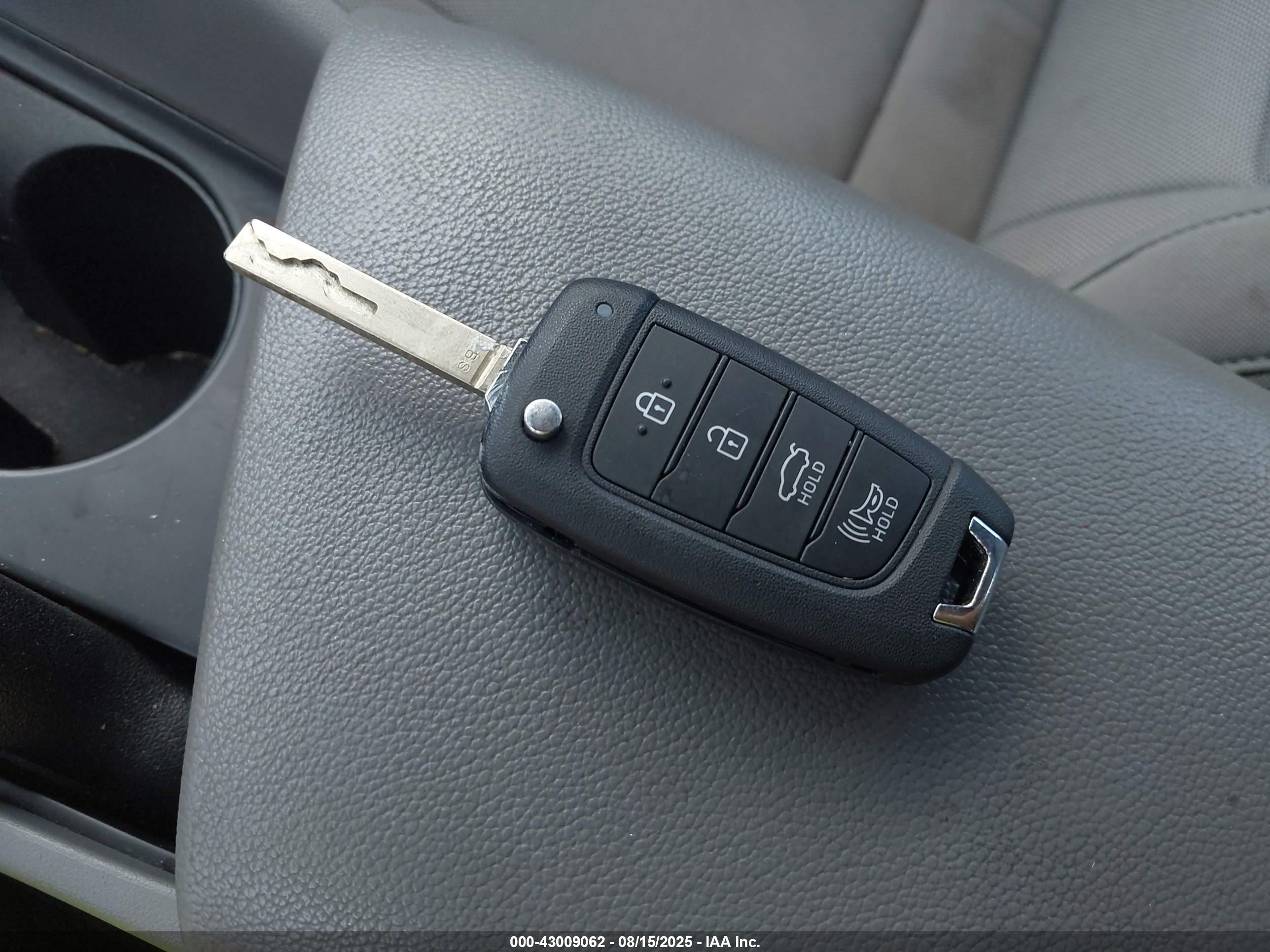 HYUNDAI ELANTRA image 11