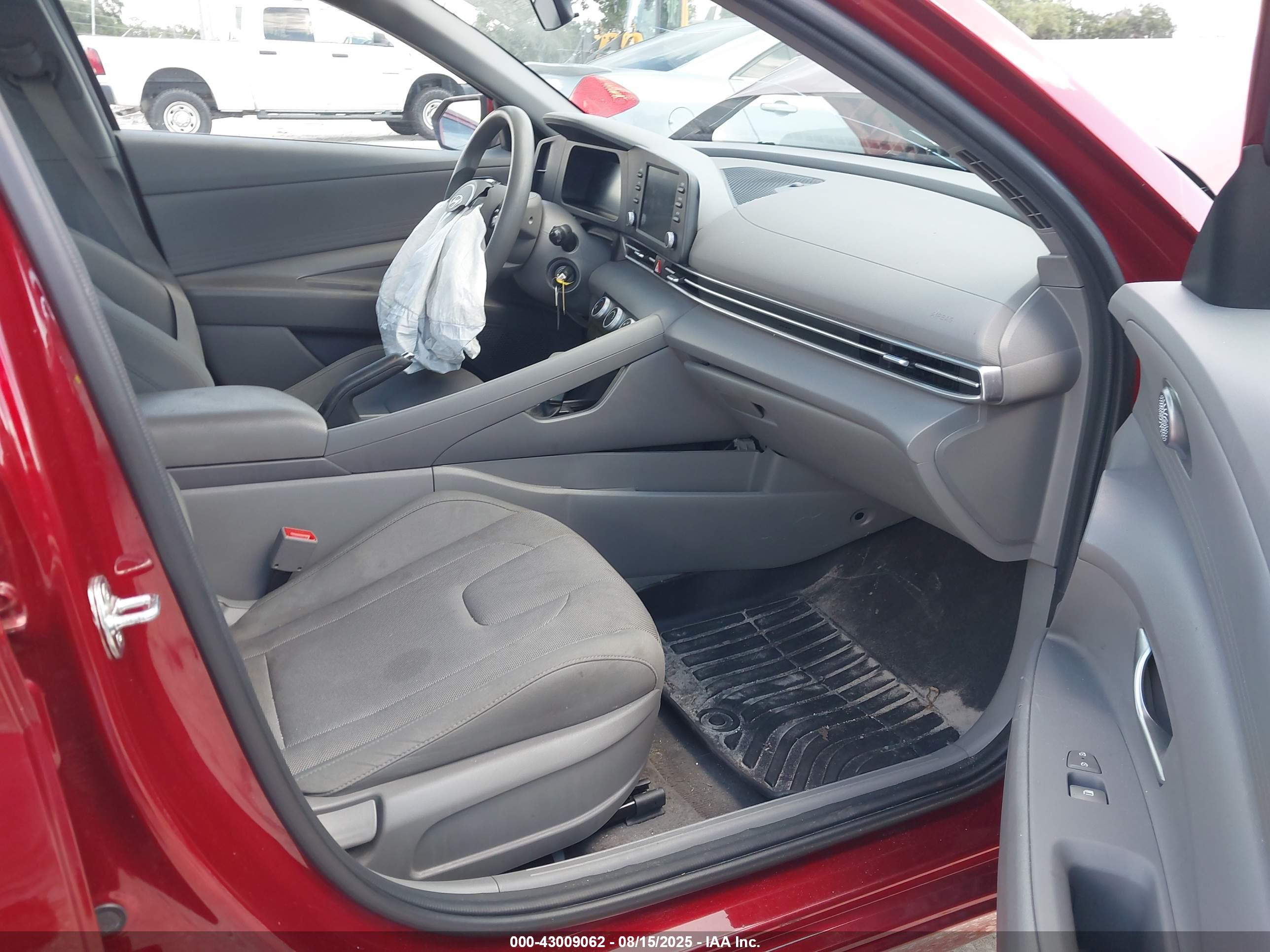 HYUNDAI ELANTRA image 5