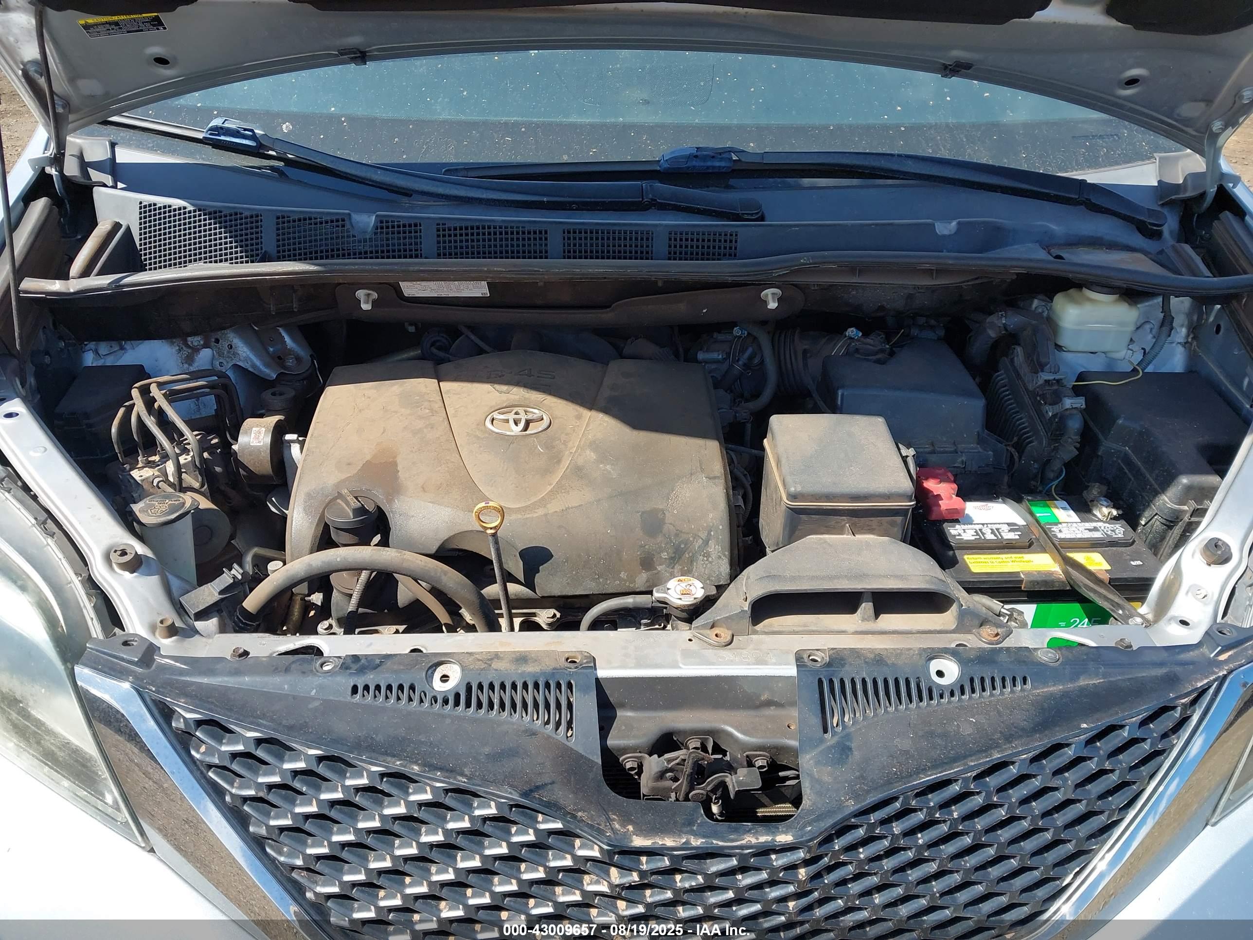 TOYOTA SIENNA image 10