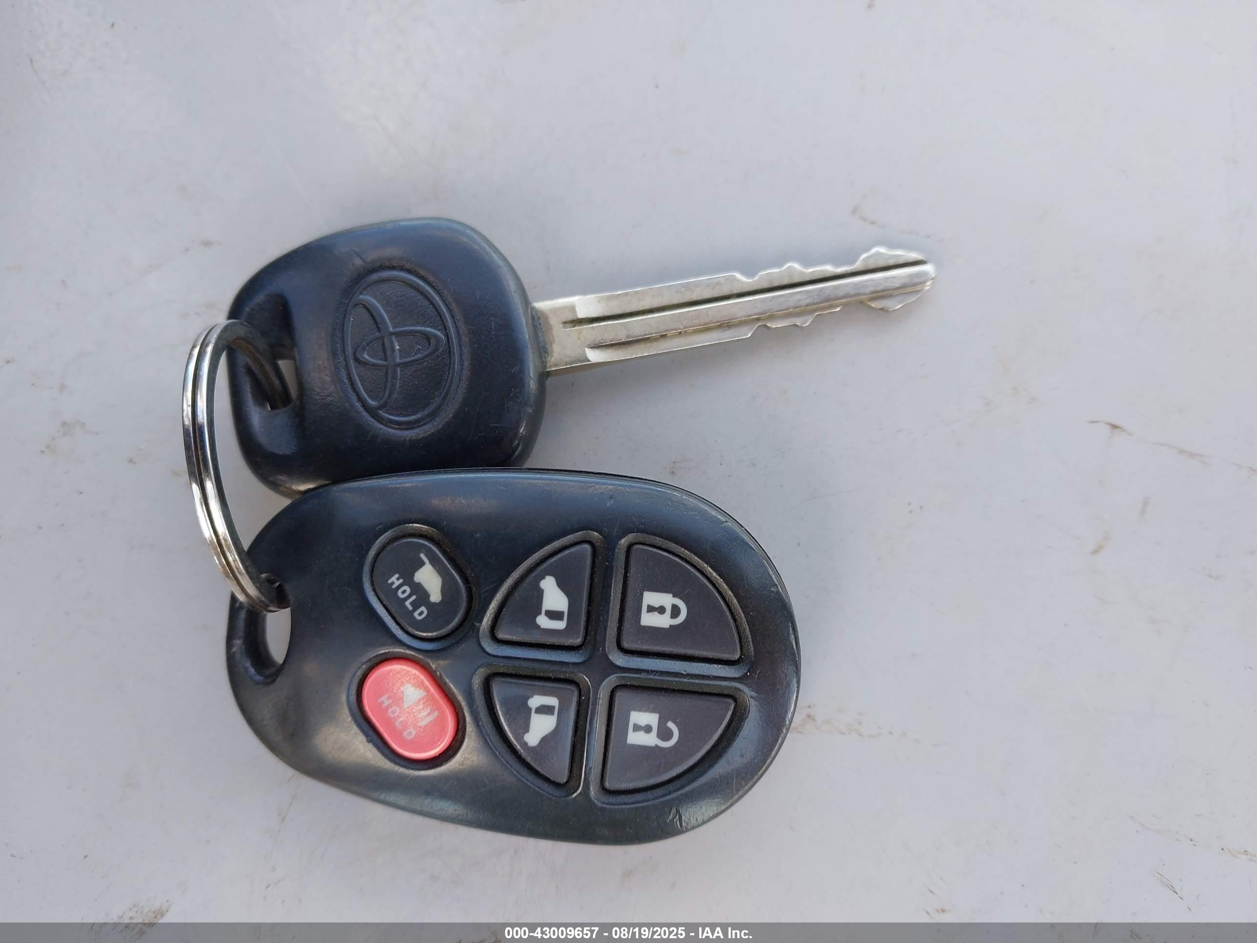 TOYOTA SIENNA image 11