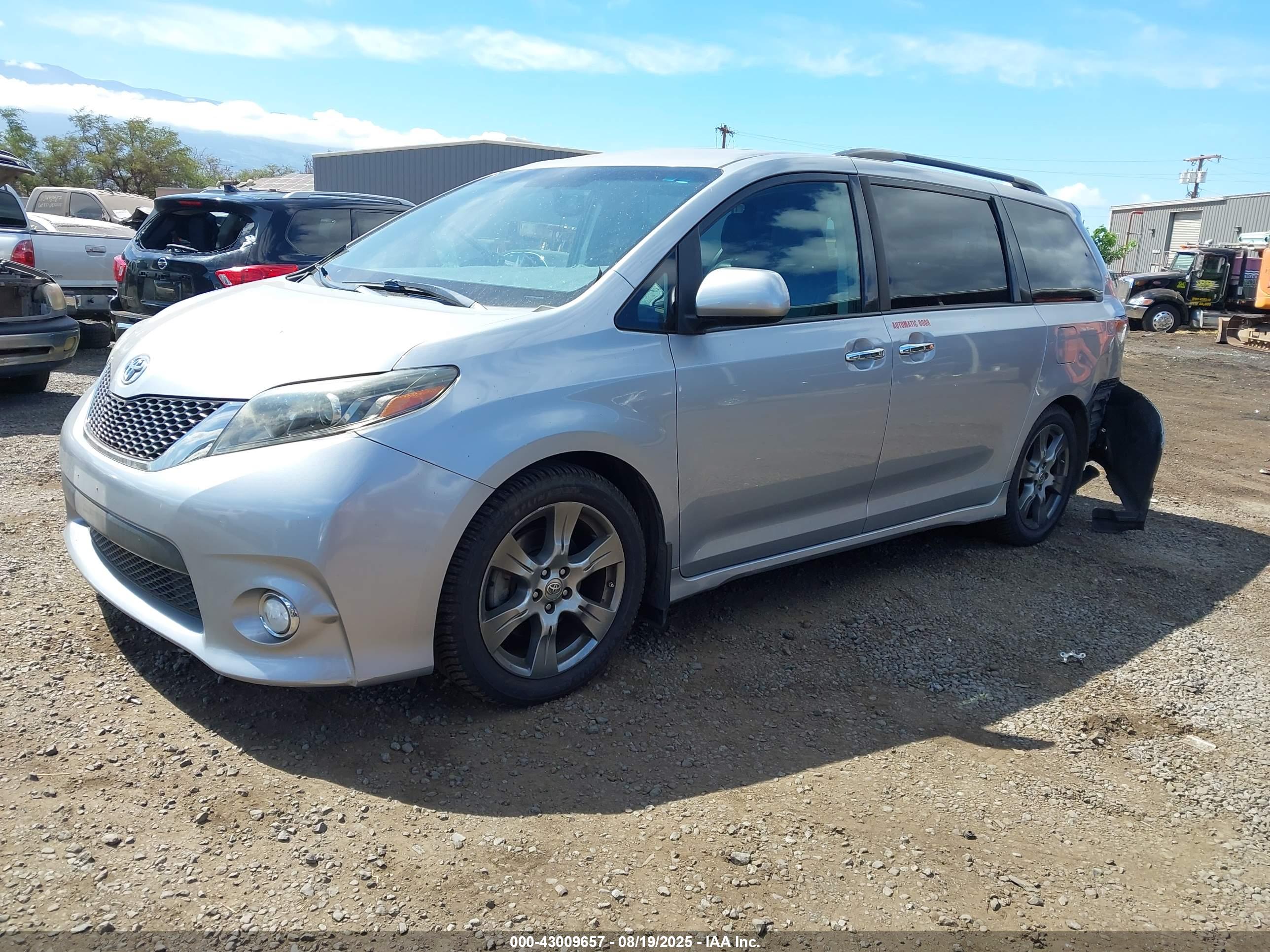 TOYOTA SIENNA image 2