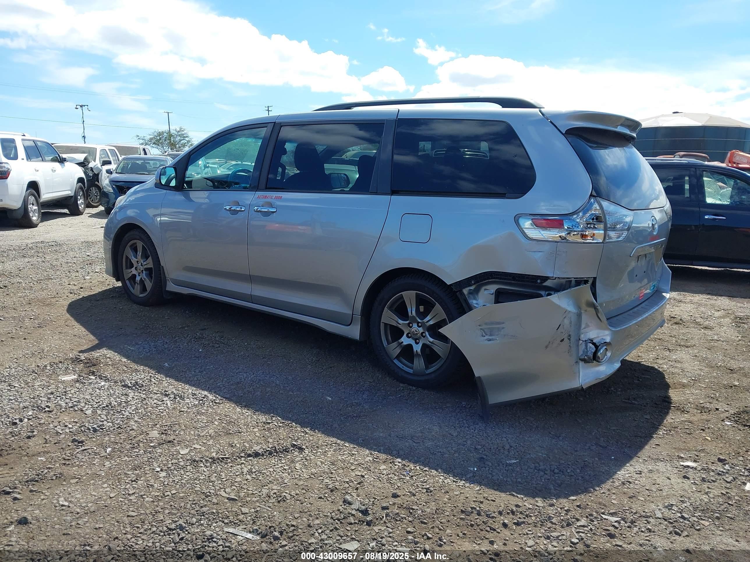 TOYOTA SIENNA image 3