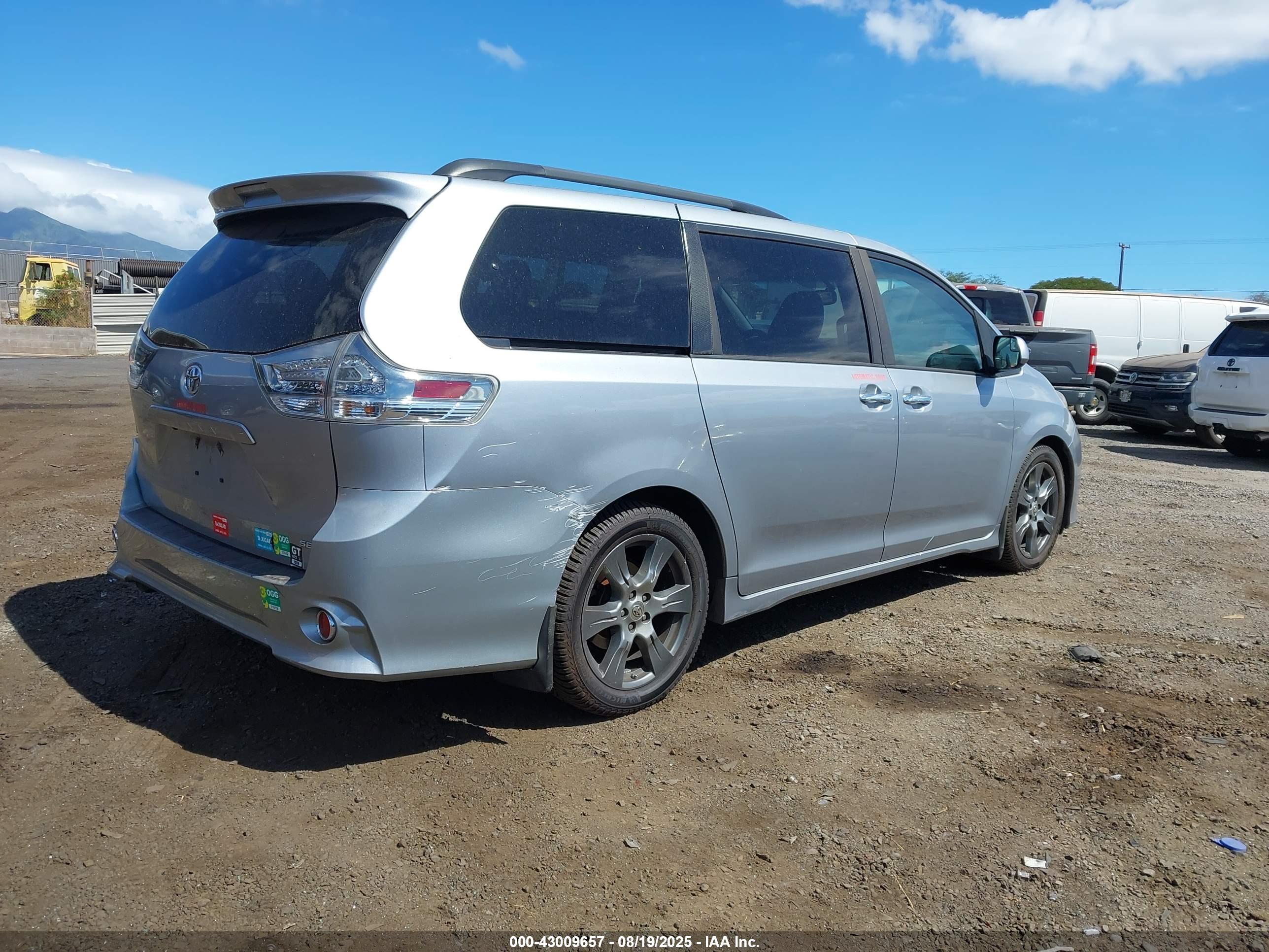 TOYOTA SIENNA image 4
