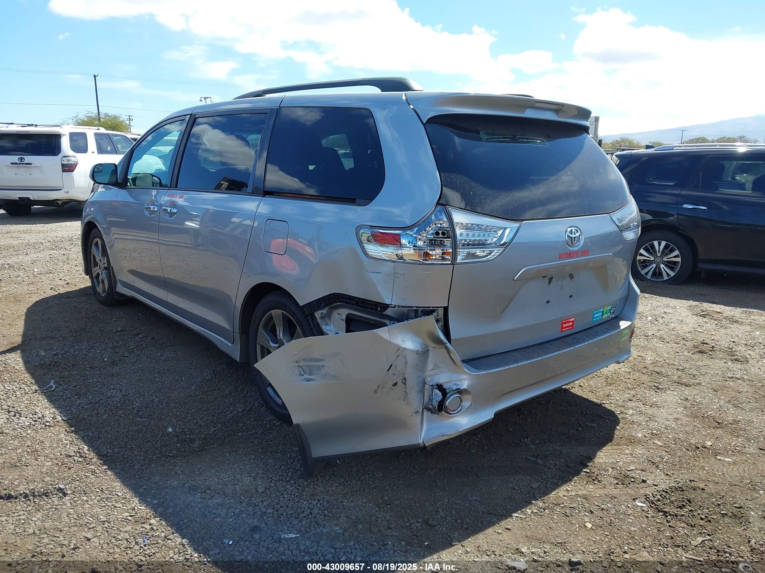 TOYOTA SIENNA image 6
