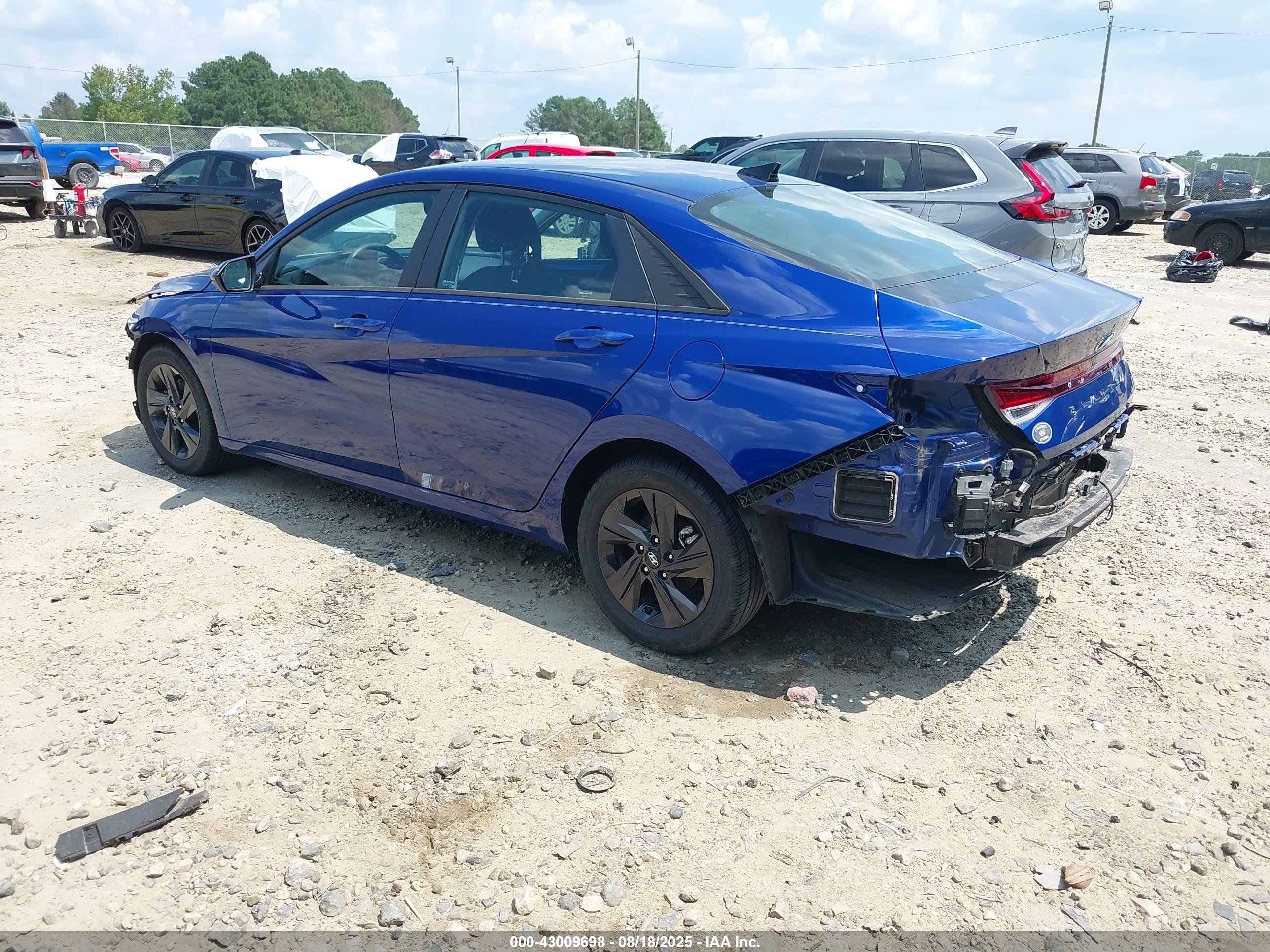 HYUNDAI ELANTRA image 3