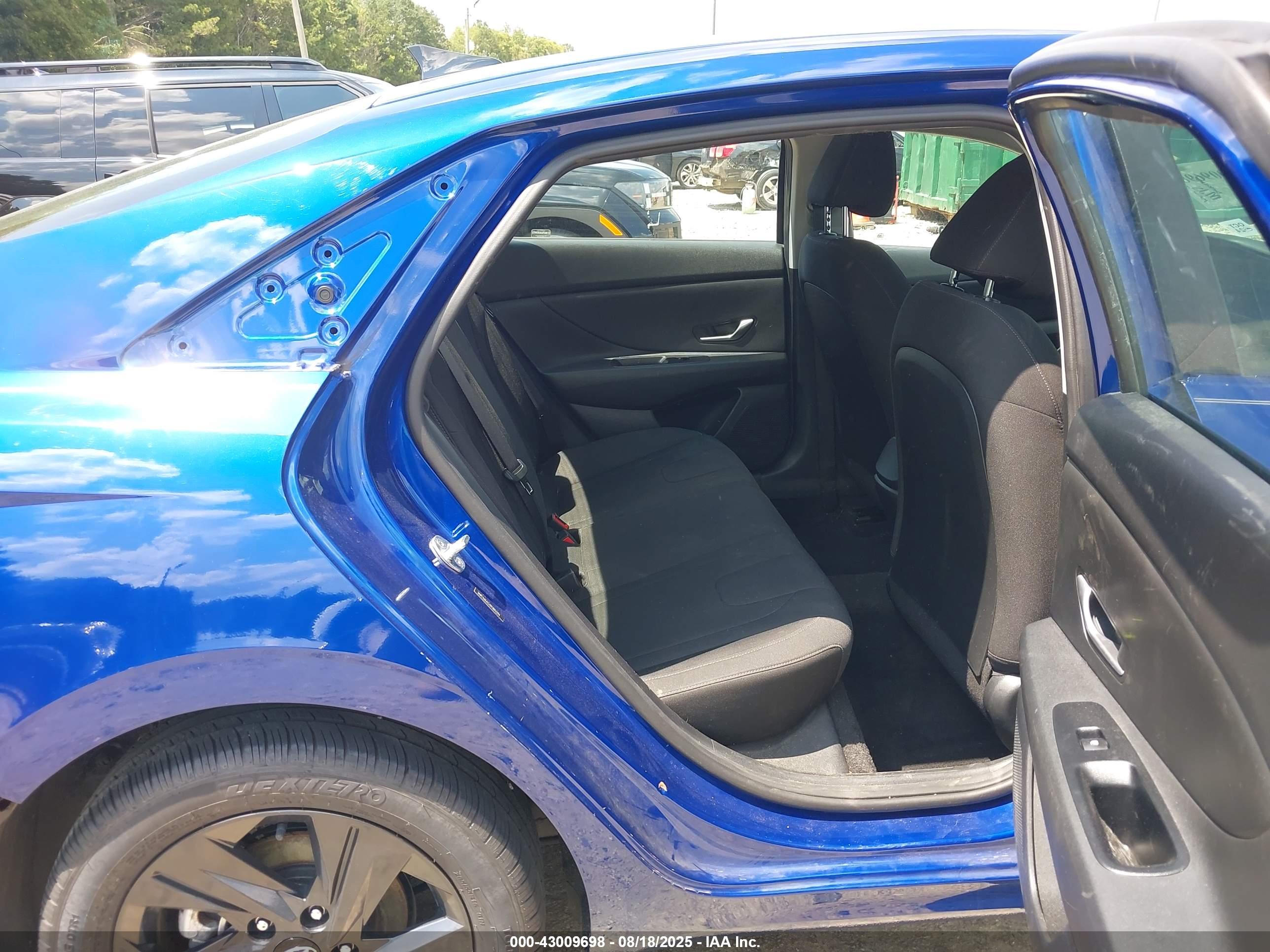 HYUNDAI ELANTRA image 8