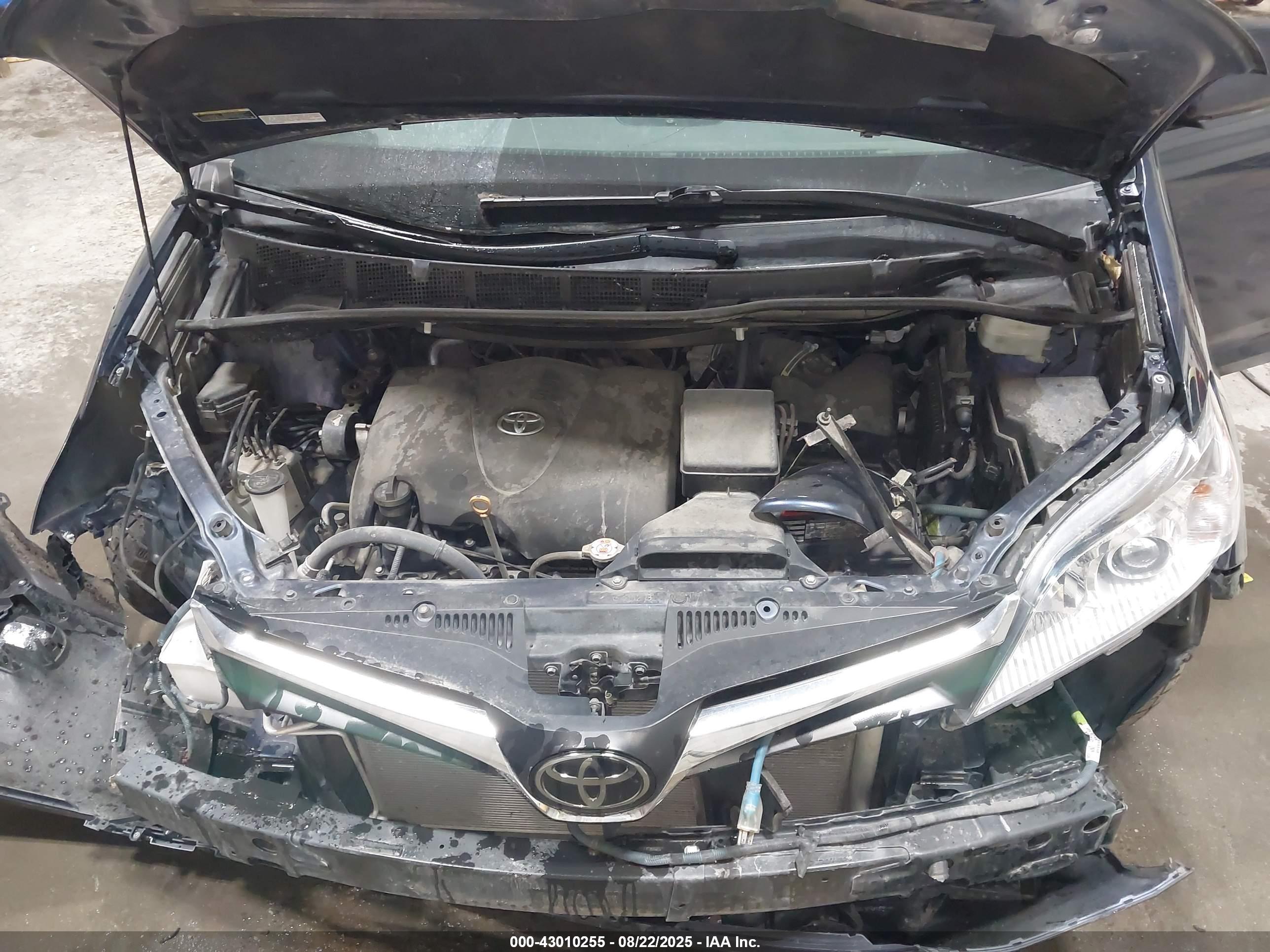 TOYOTA SIENNA image 10