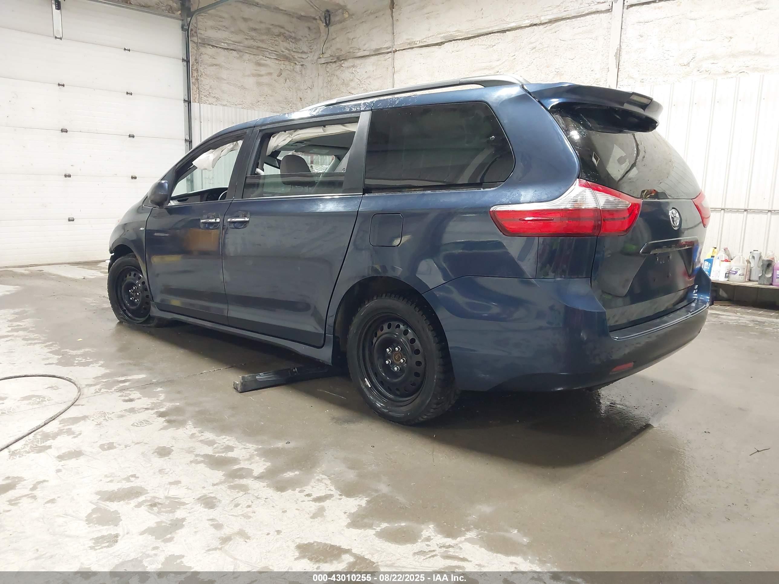 TOYOTA SIENNA image 3