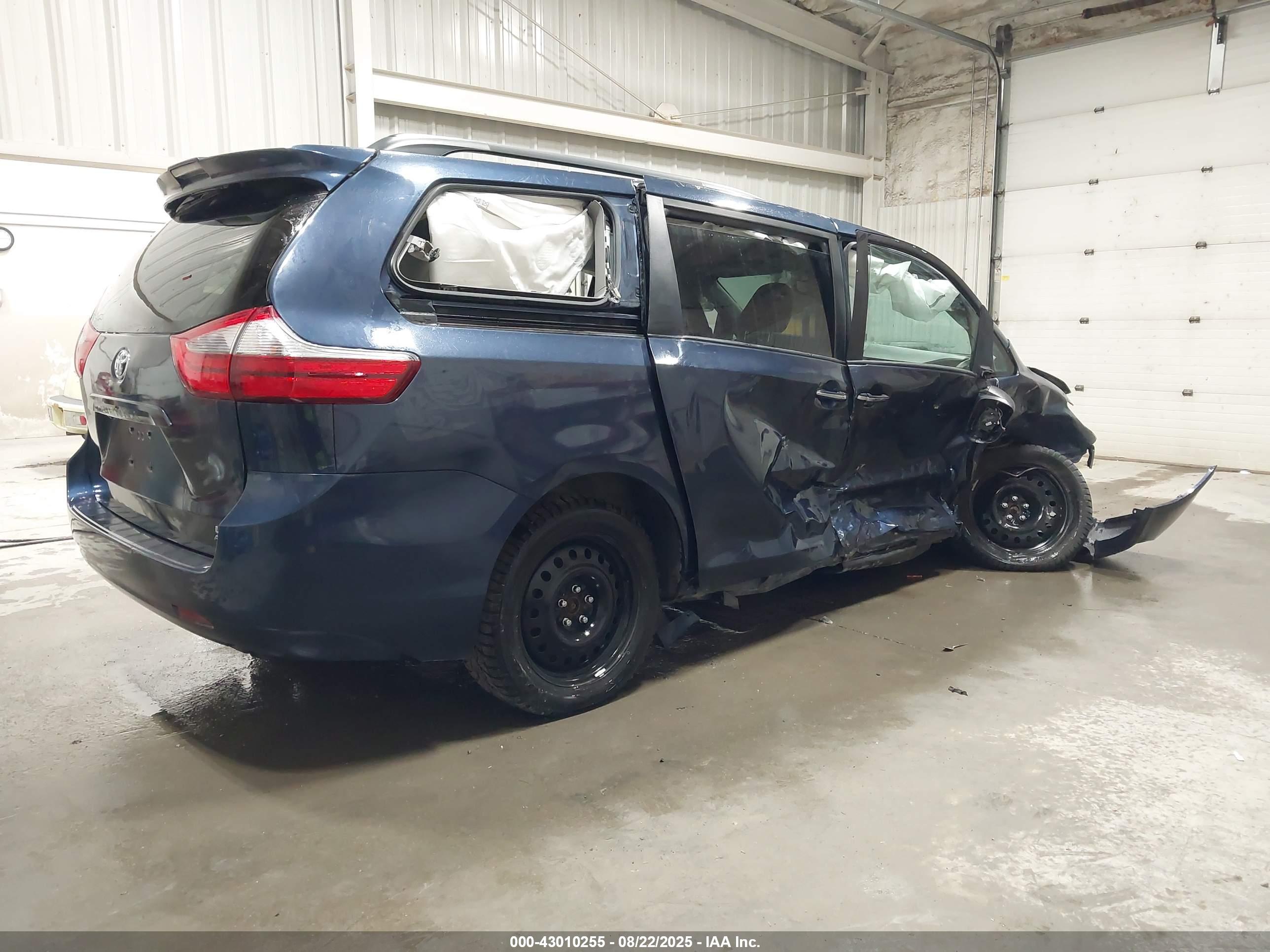 TOYOTA SIENNA image 4