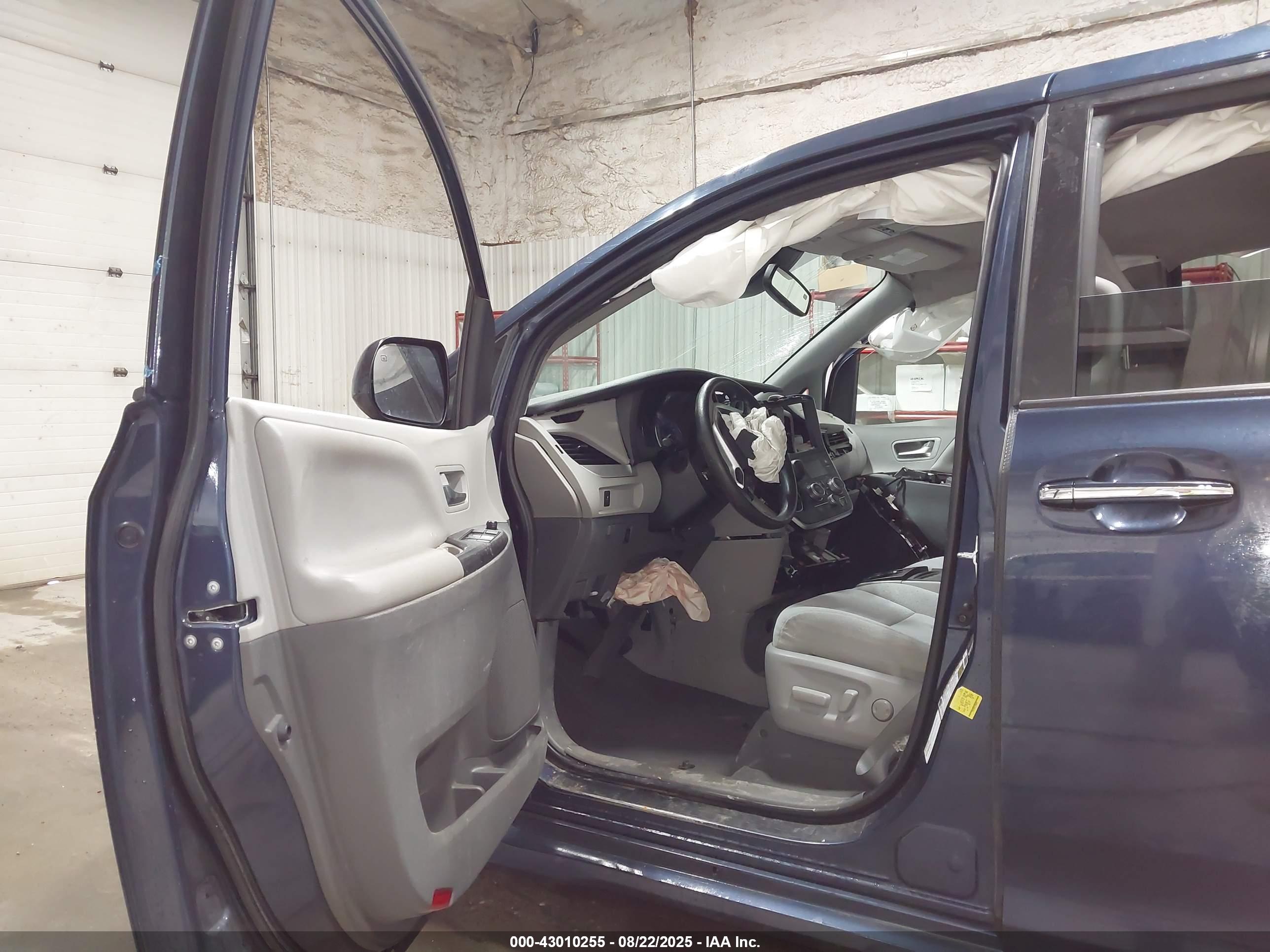 TOYOTA SIENNA image 5